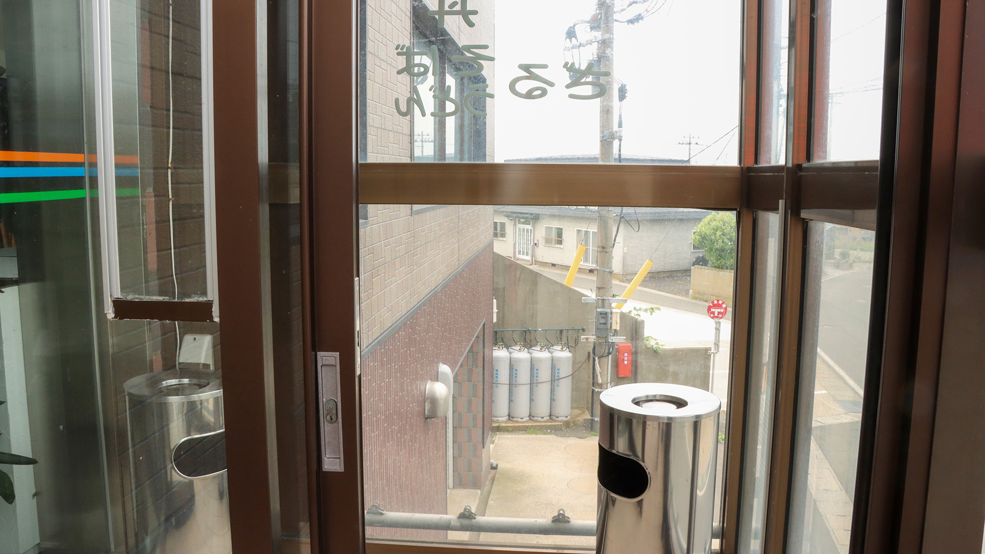 #館内　 喫煙されるお客様には、館外に指定の喫煙スペースを設けております。マナーを守ってご利用くださ