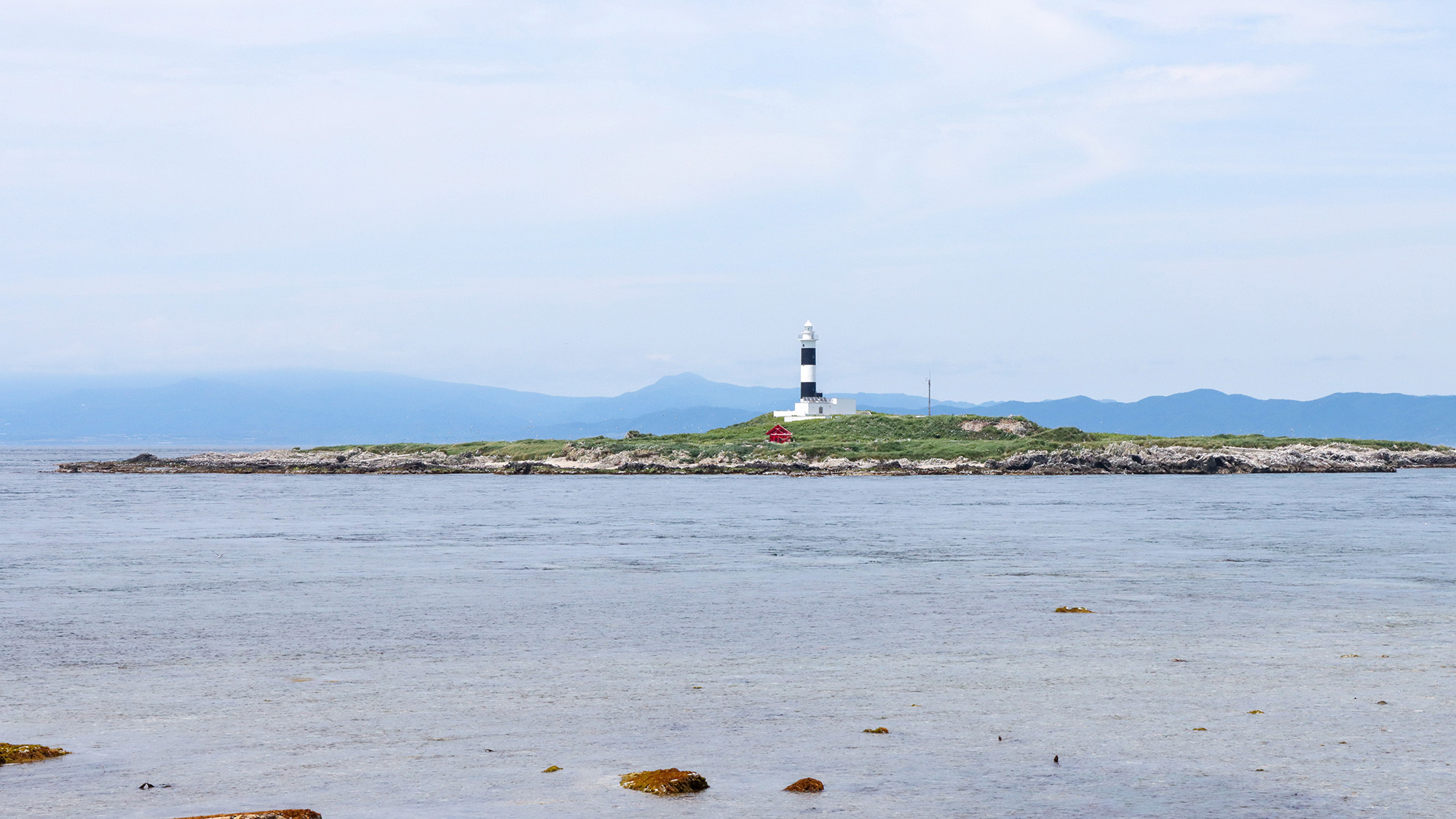 #周辺　大間崎から見える弁天島。