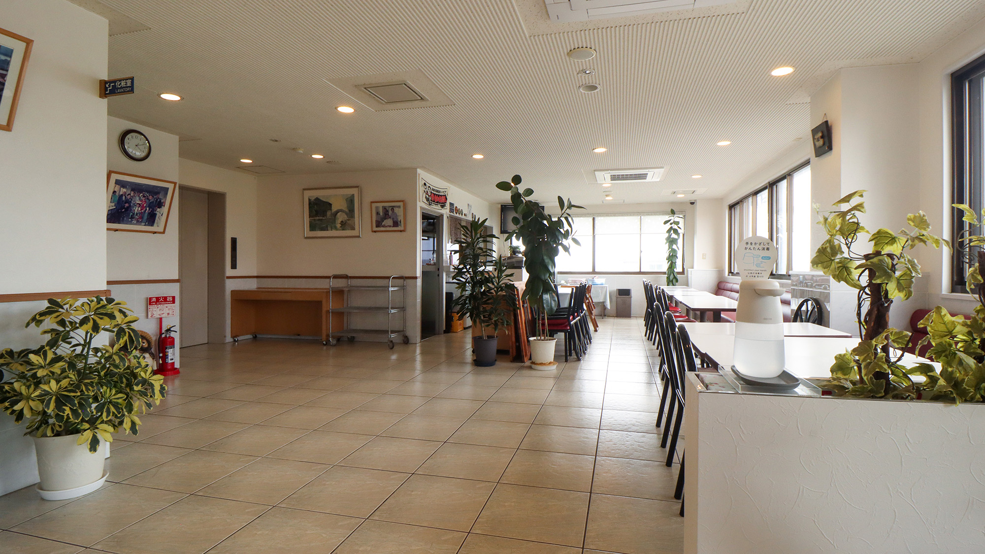 #館内　開放感あふれる空間で、心ゆくまでお食事をお楽しみください。