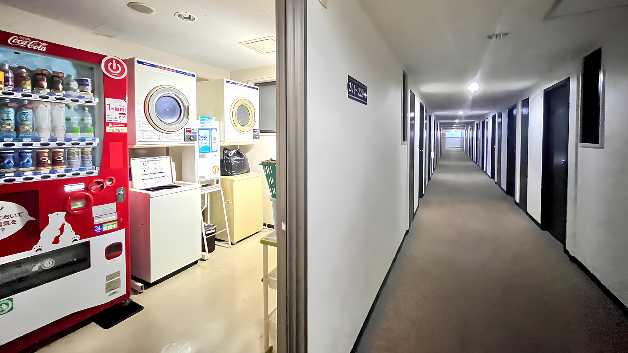 #館内　2階フロアの共用スペース。自動販売機や洗濯機をご利用いただけます。