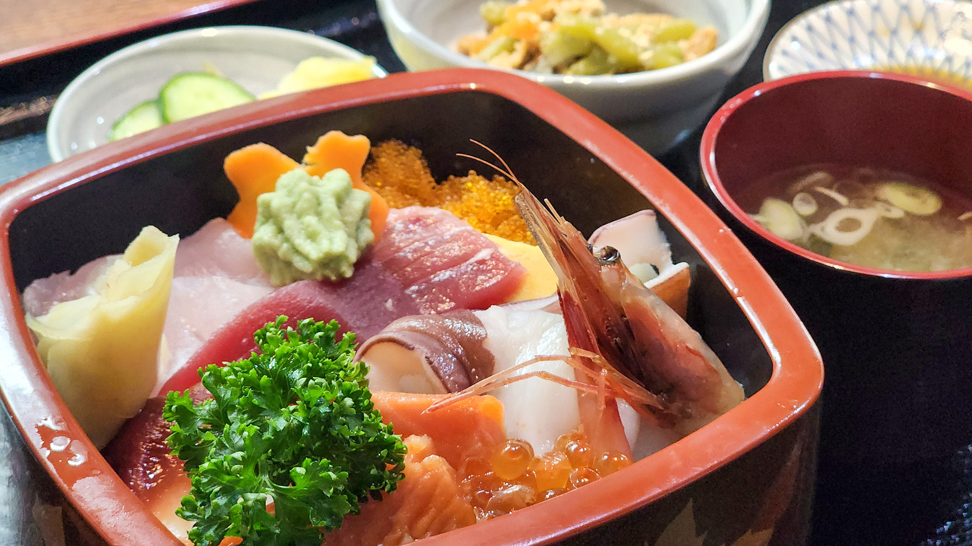 #海遊亭　旬の海の幸がたっぷり！彩り豊かな海鮮丼は、見た目も華やかで、心もお腹も満たされる一品。