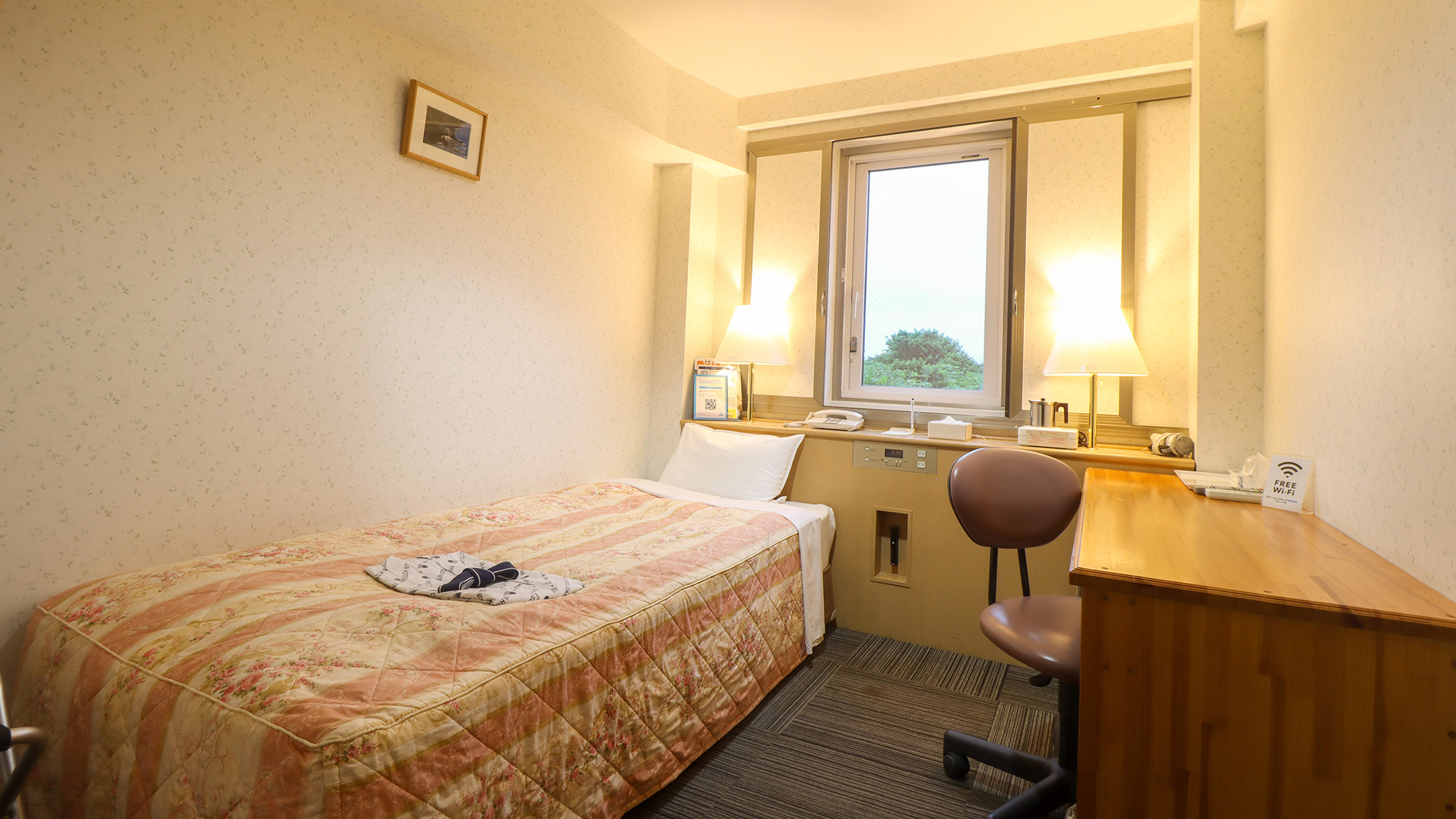 #スタンダードシングル　窓から差し込む光が心地よく、快適な滞在をお約束します。