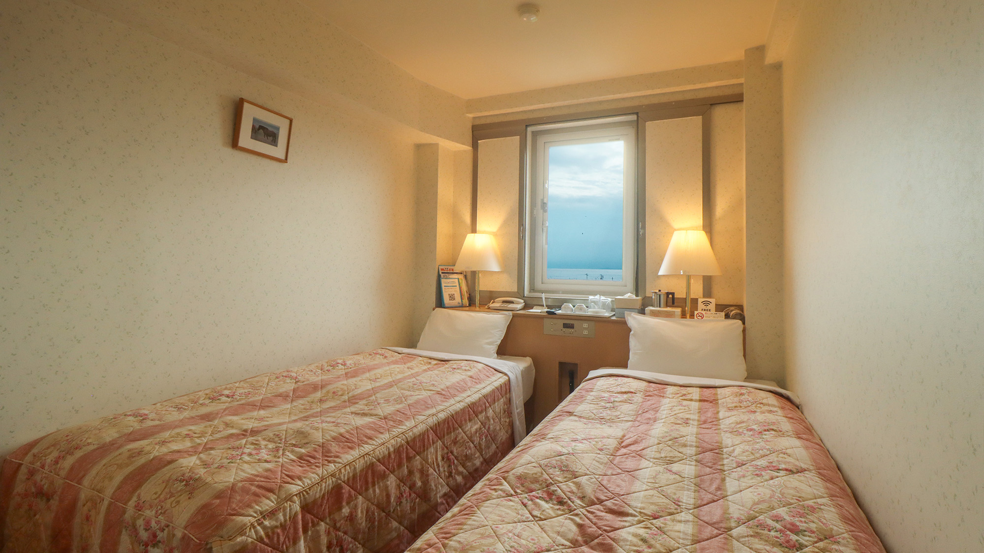 #ツイン　広々とした空間でゆったりと寛げるツインルーム。ビジネス利用はもちろん、ご友人やご夫婦での観