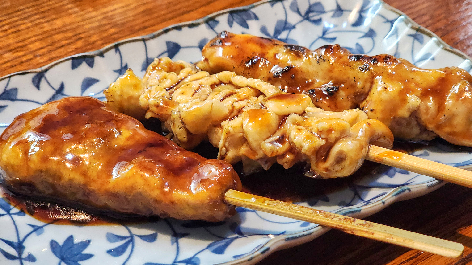 #海遊亭　香ばしいタレが食欲をそそる、絶品串焼き！外はカリッと、中はジューシーに焼き上げられた逸品は