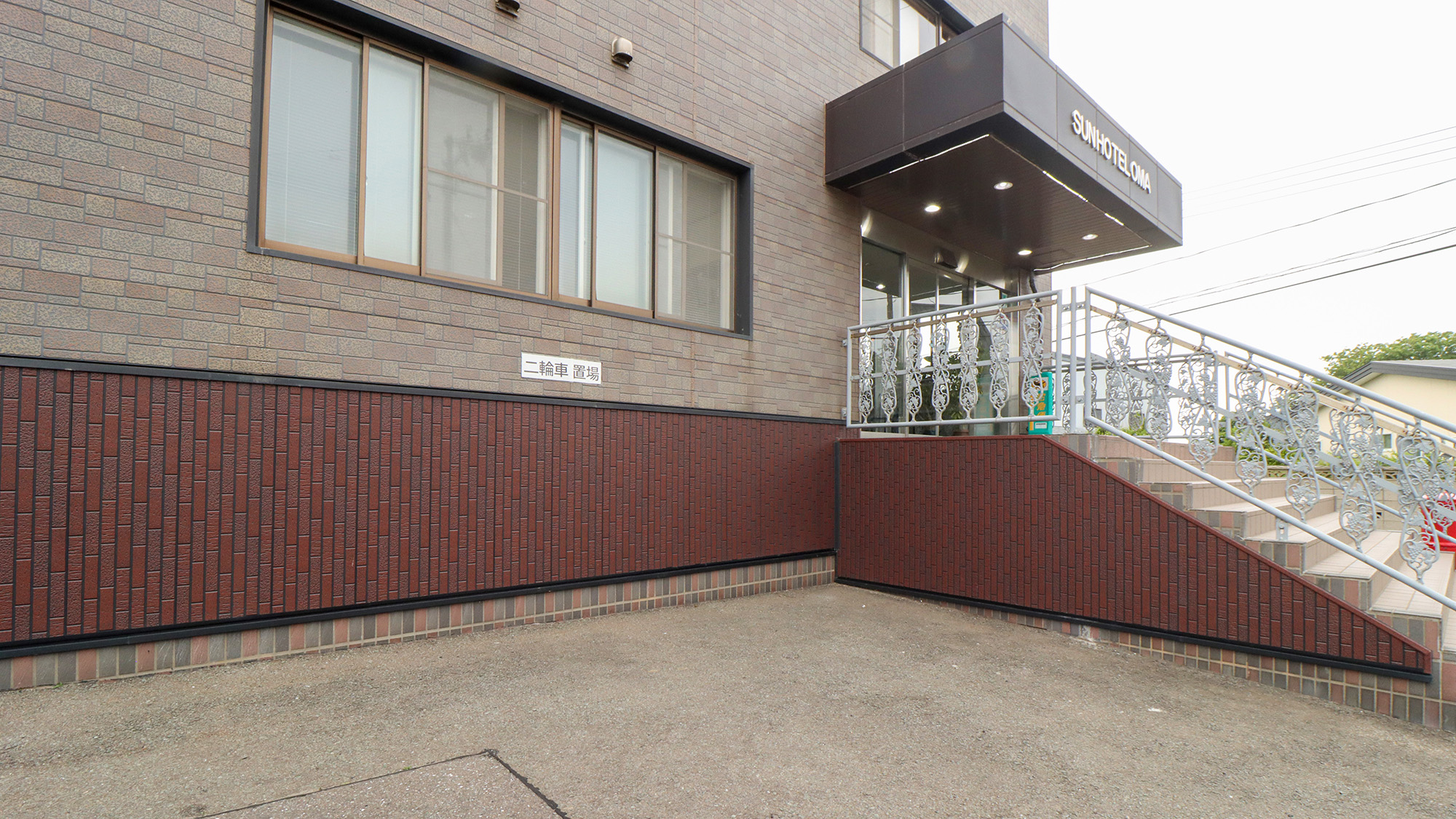 #駐車場　ホテルの入口には、バイクでお越しのお客様にも便利な二輪専用駐車場も完備しております。