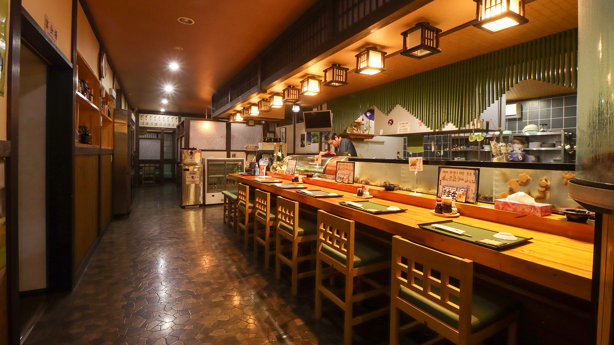 #海遊亭　一人でも気軽に立ち寄れる、落ち着いた雰囲気のカウンター席。職人の技を間近で見ながら、旬の料