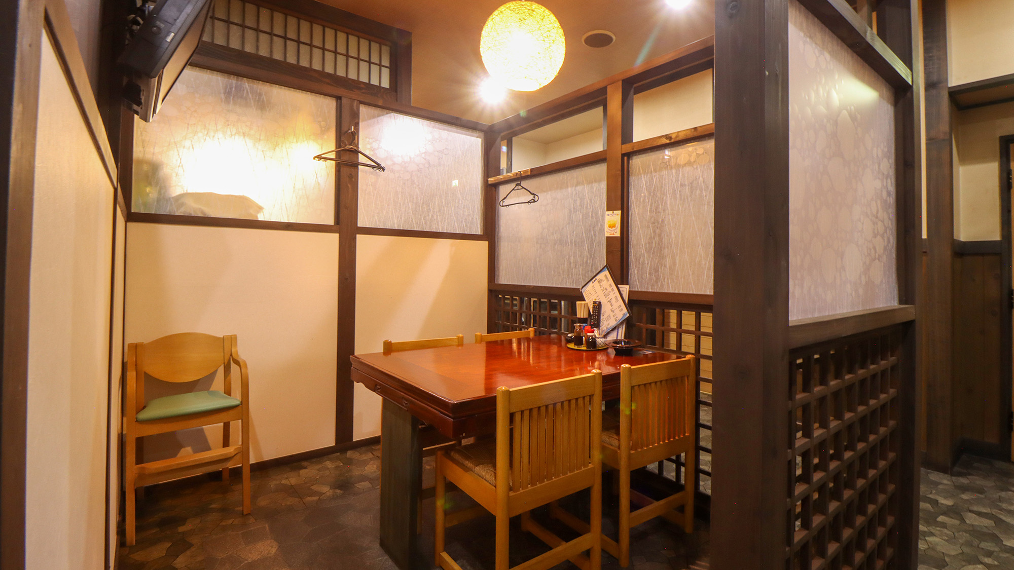 #海遊亭　周りを気にせずくつろげる、半個室風のテーブル席。少人数でのご利用や、親しい方との語らいの場