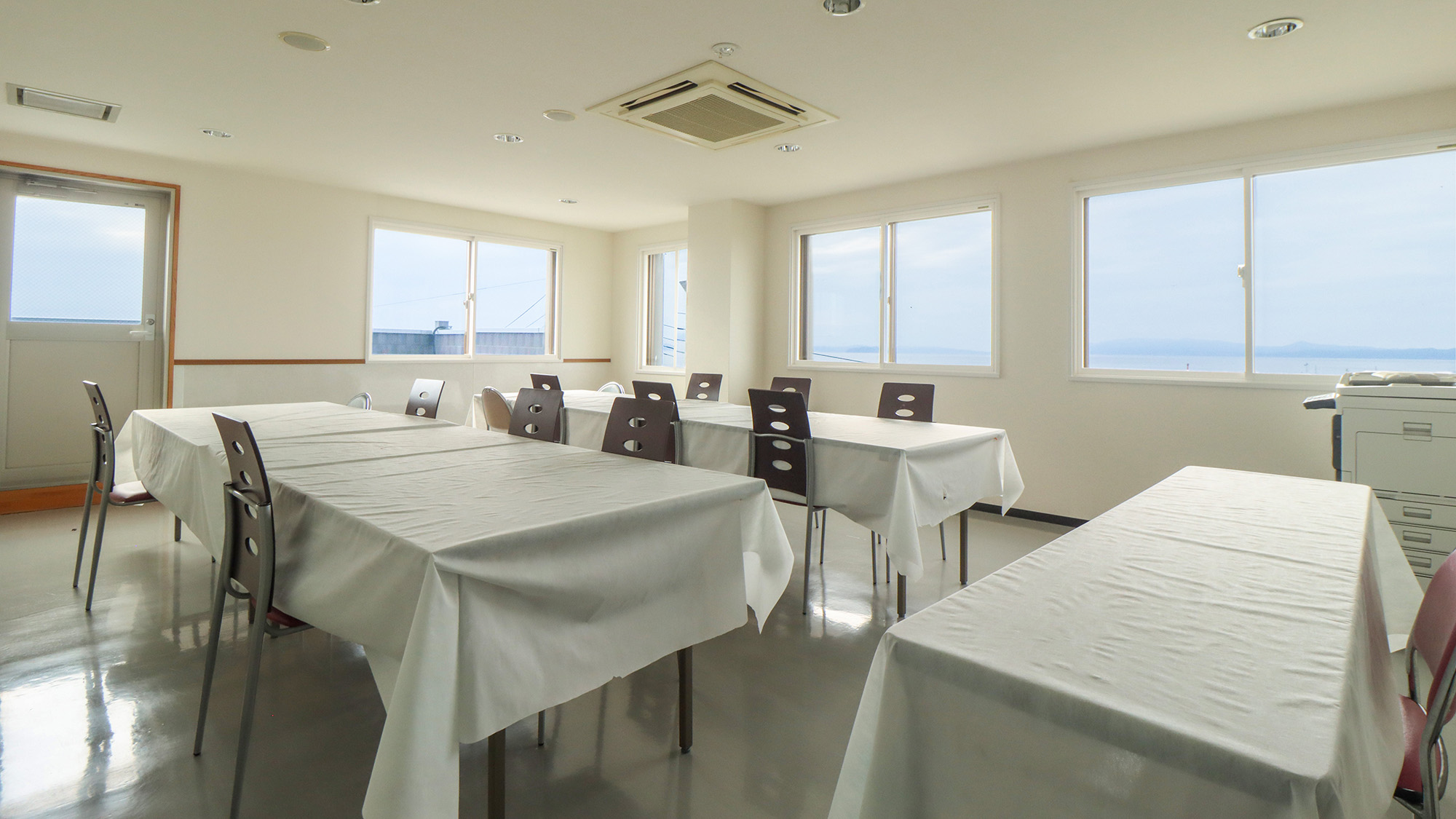 #館内　研修や会議、ご宴会など、様々な用途にご利用いただける多目的スペース。