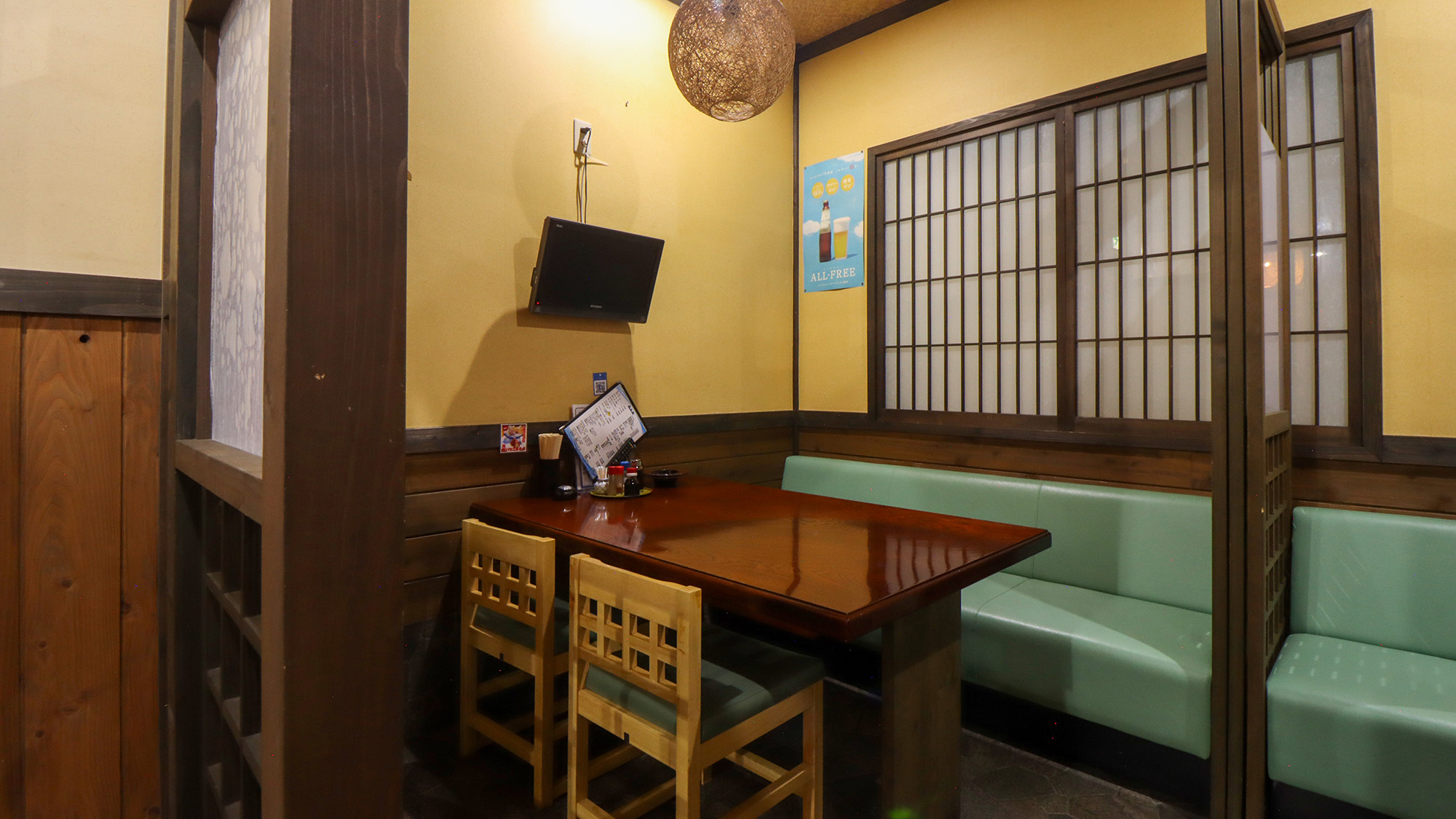 #海遊亭　 落ち着いた木目のテーブルと心地よいソファが特徴のテーブル席。ゆったりと食事をしながら、旅