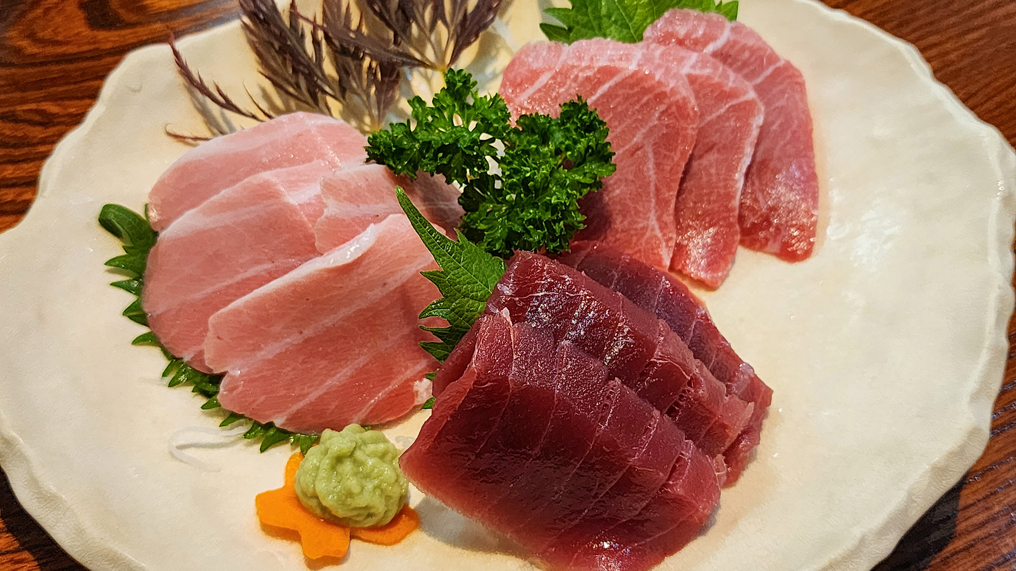 #海遊亭　鮮度抜群！とろけるような口どけがたまらない、大間マグロの三種盛り。