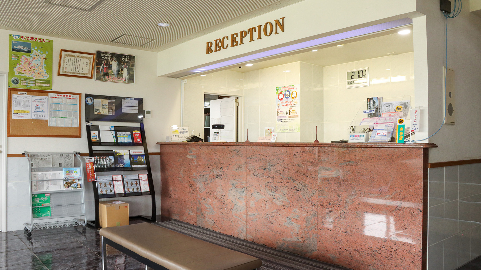 #館内　温かい笑顔でお客様をお迎えするフロント。旅の始まりから終わりまで、心を込めてサポートさせていただきます。