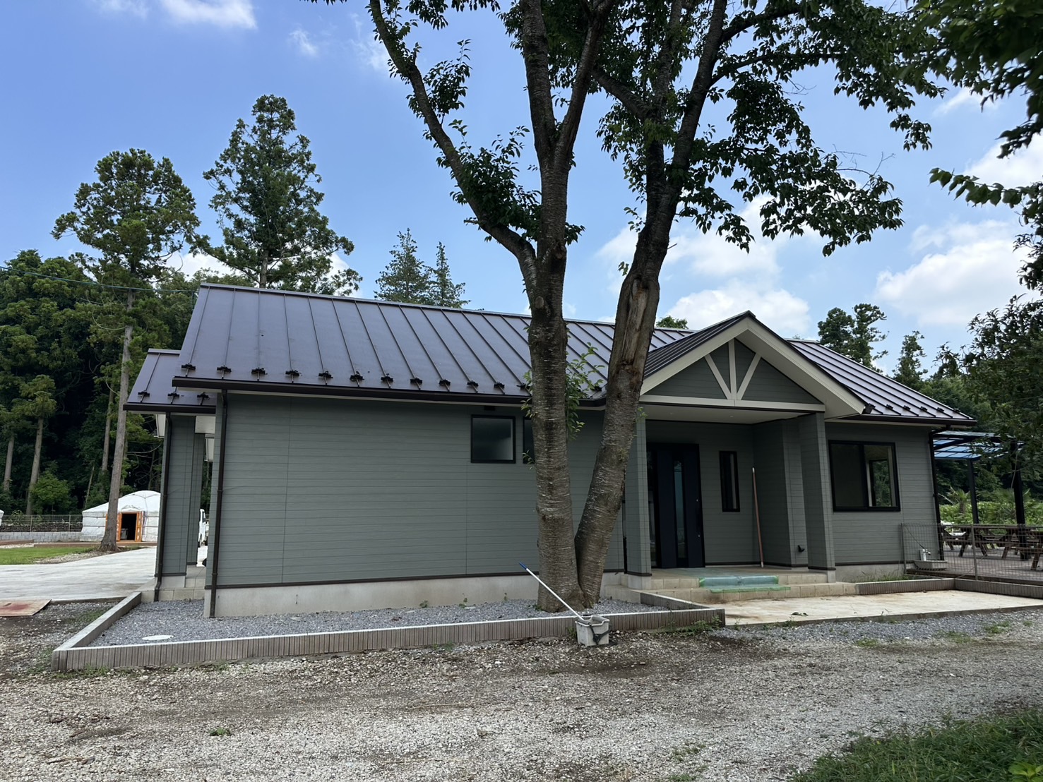 管理棟（フロント入口）
