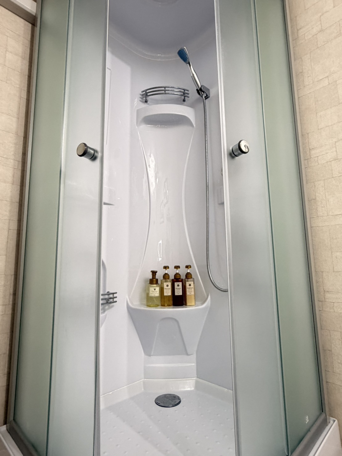 【アメリカンvilla】 遊び心と上品さを兼ね備えた、海の近くのトレーラーハウス 〜サウナ付き〜