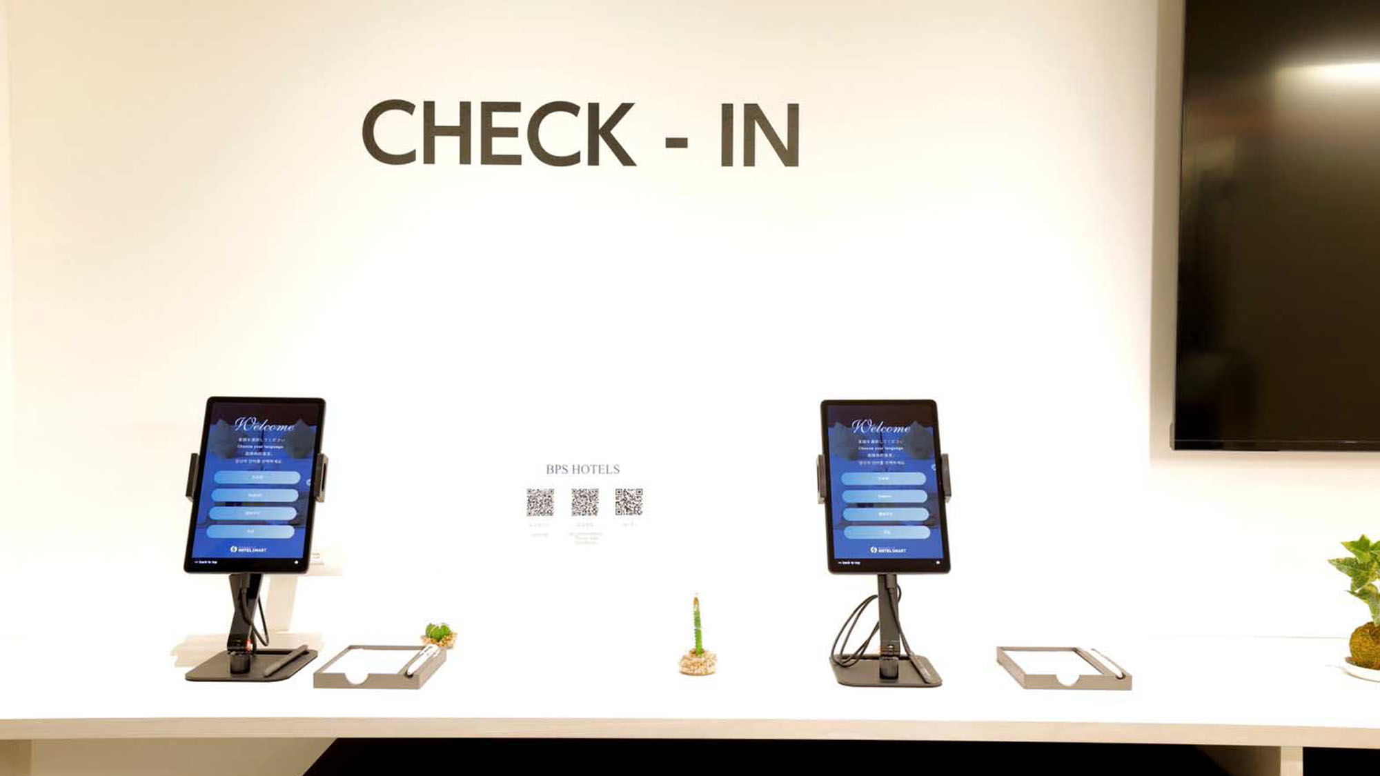 ・【チェックイン】チェックイン・アウトはタブレットで簡単に完了できます