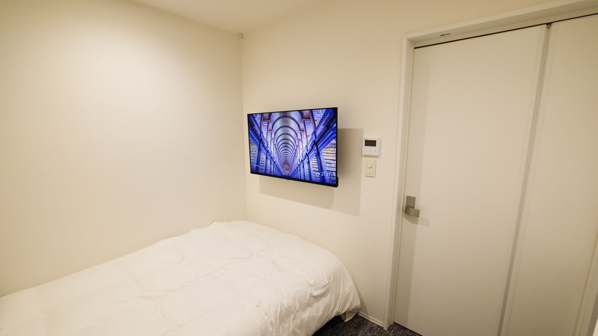 ・【セミダブルルーム】宿泊に必要な機能だけを厳選し、無駄を省いたサービスで利用しやすさを実現しました