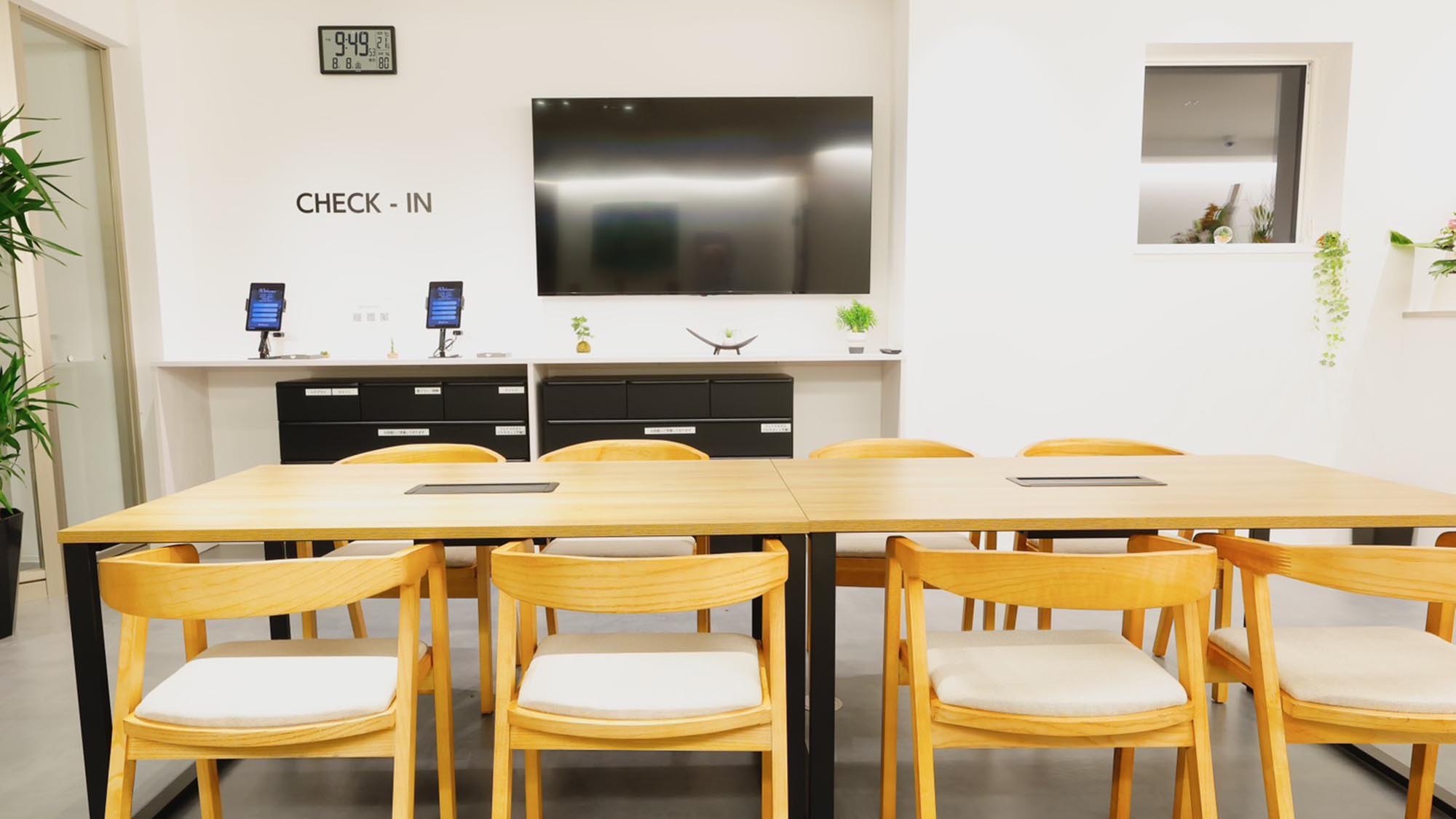 ・【フロント／ダイニング】アメニティはチェックインカウンターの下にご用意しております