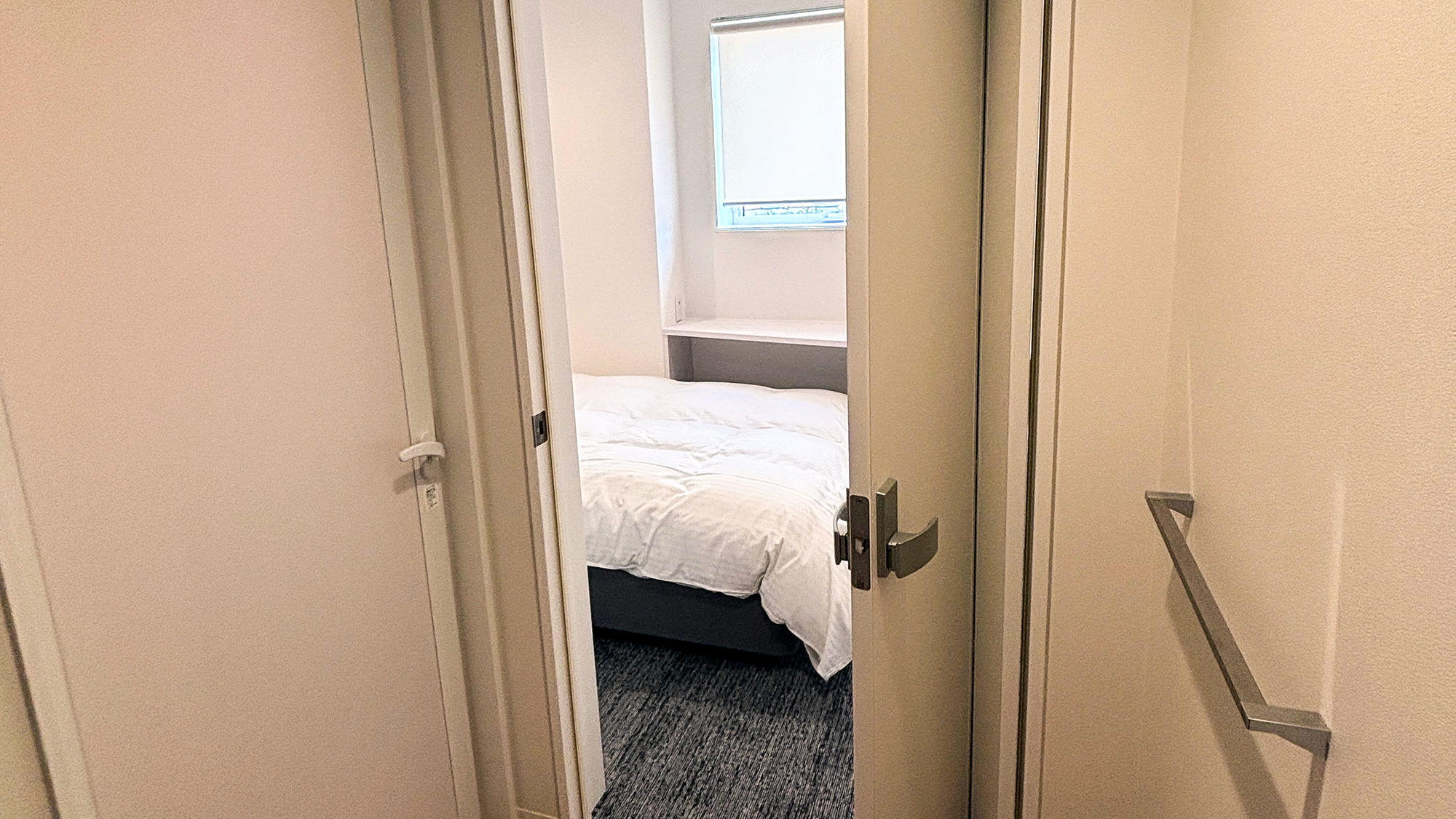 ・【セミダブルルーム】こじんまりとしたお部屋ながら明るい光が差し込み、ゆったりお寛ぎいただけます