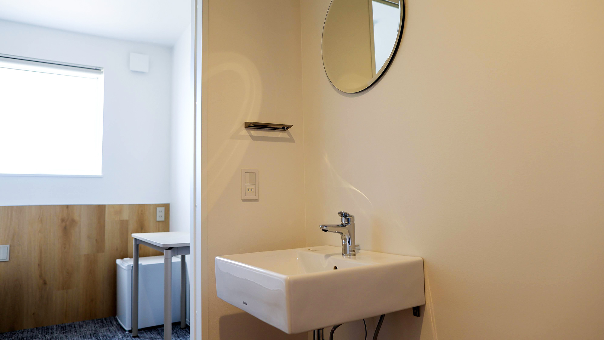 ・【ツインルーム】洗面台を室内に完備しております。鏡もあり、朝の支度も快適に行うことができます