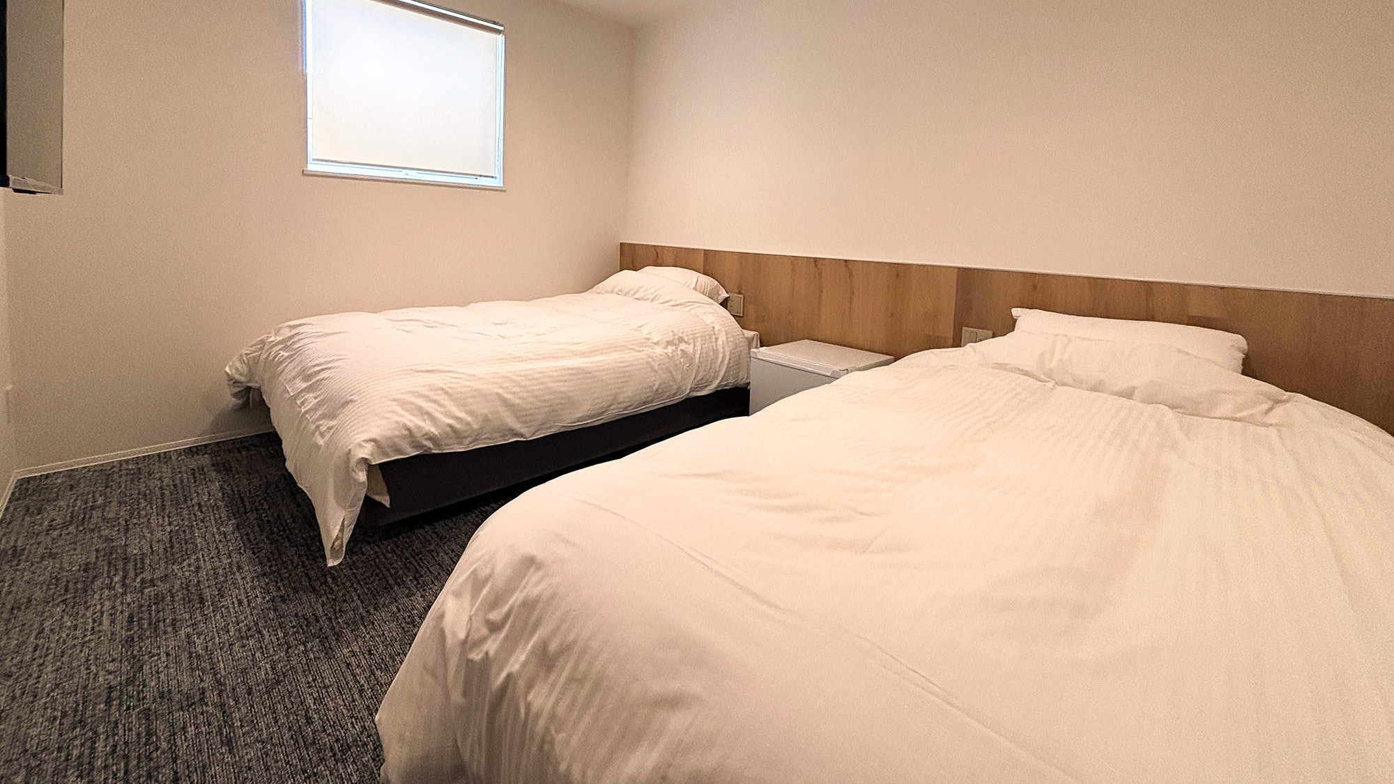 ・【ツインルーム】壁掛けテレビも完備しております。お連れ様とわいわい楽しくお過ごしください