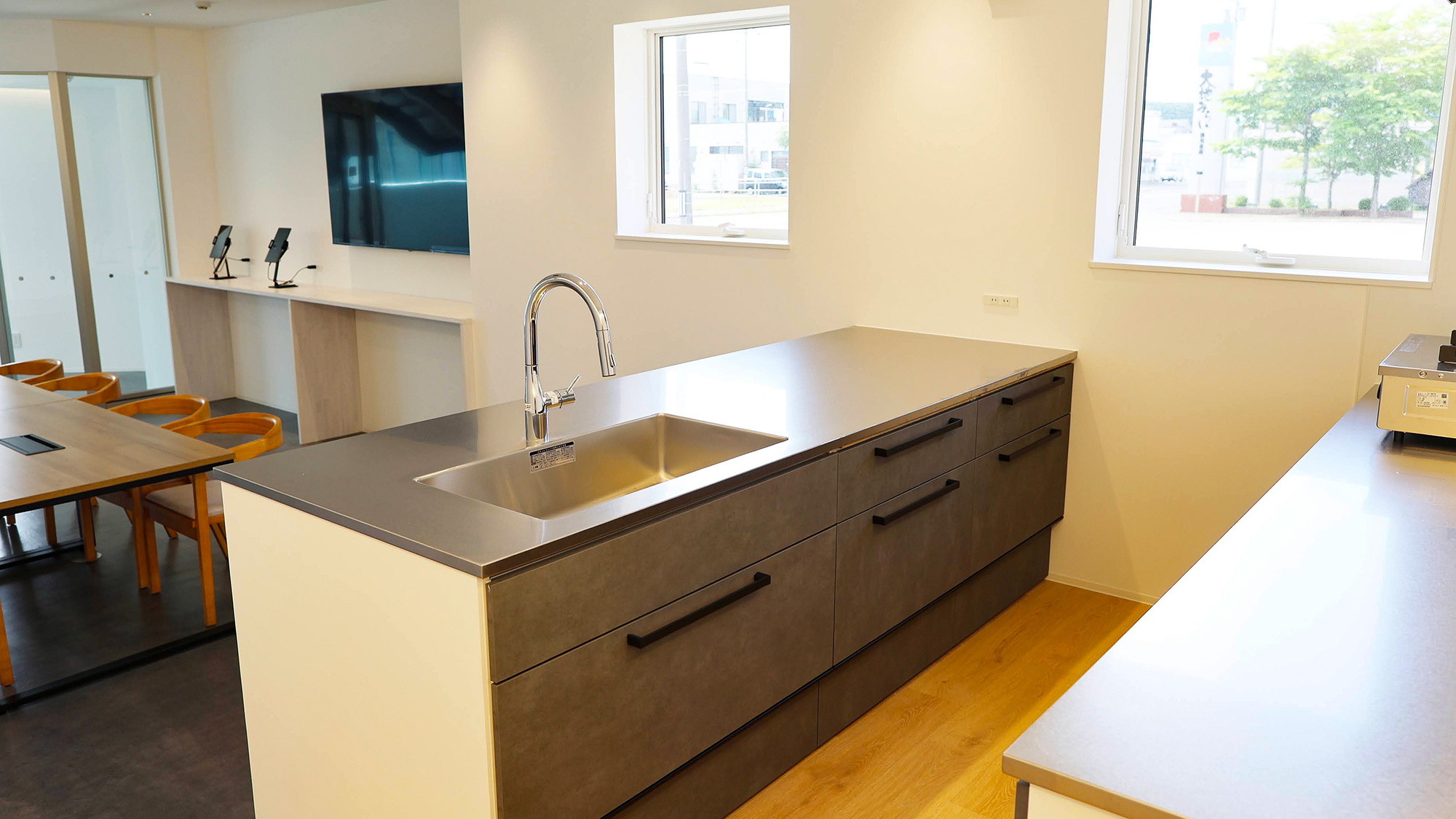 ・【共用キッチン】ゆったりサイズのキッチンを完備。ちょっとした調理も可能で、快適にご利用いただけます