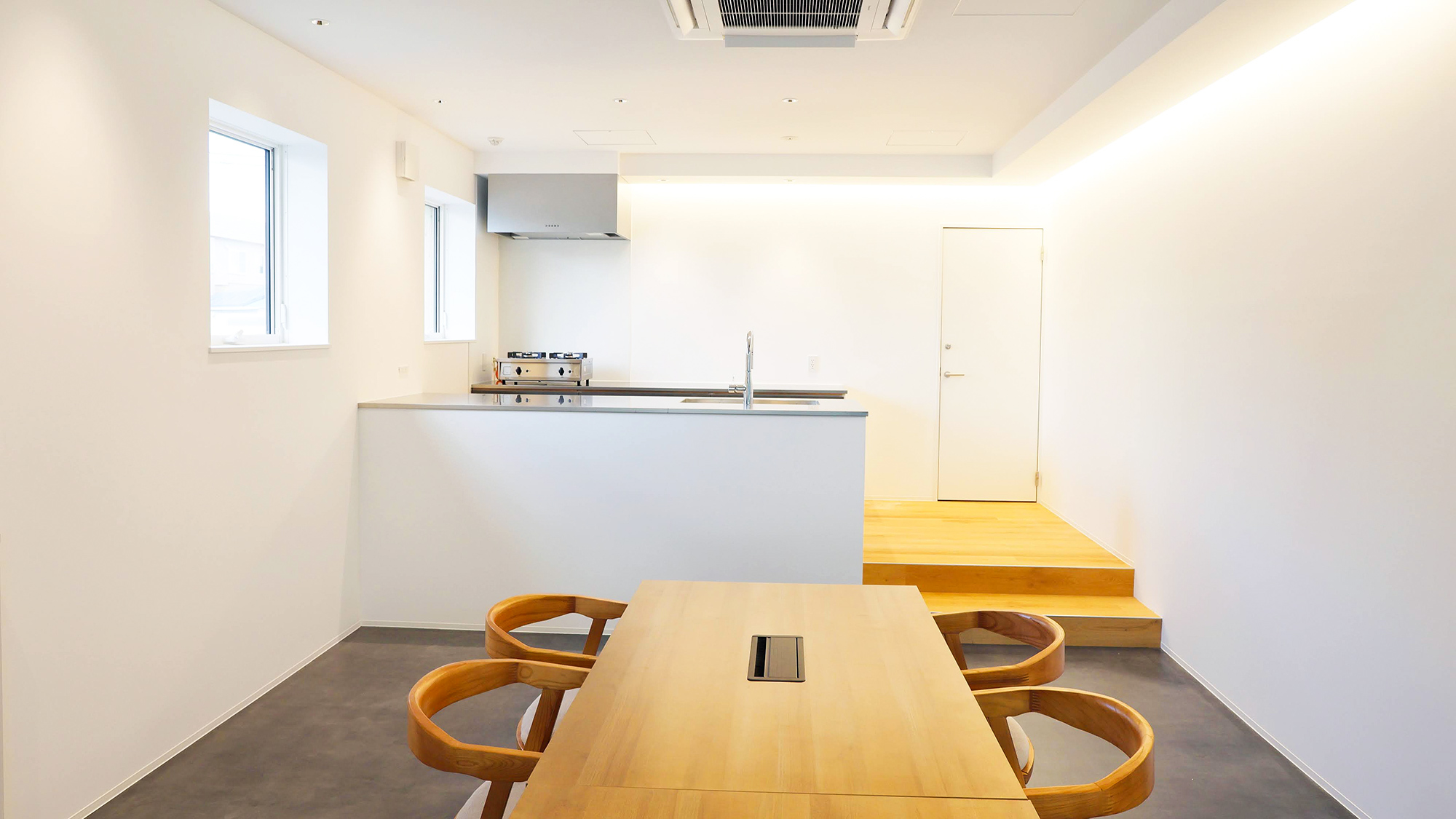 ・【フロント／ダイニング】無駄のないすっきりとした空間です。お食事やちょっとした休憩にご利用ください