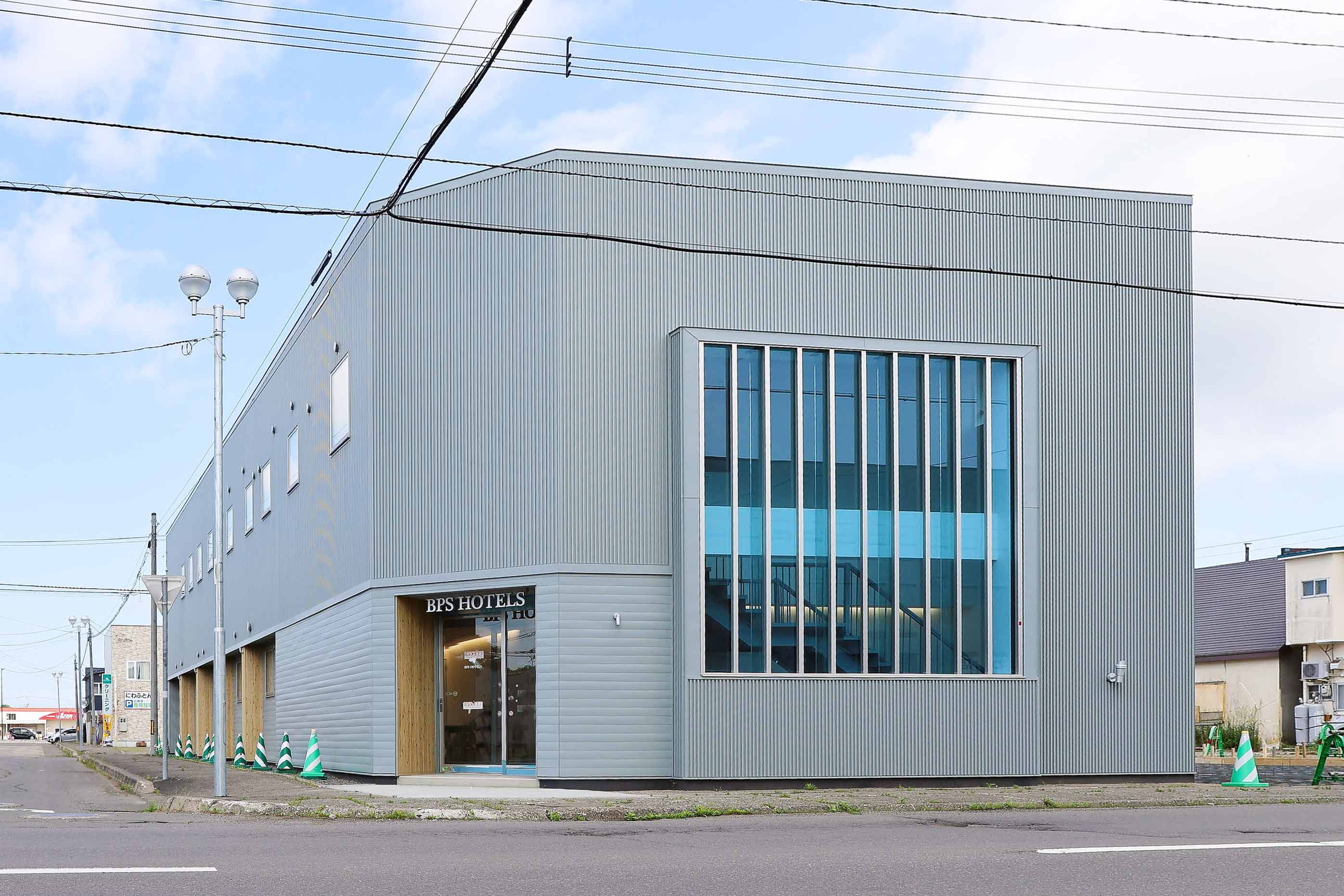 ・【外観】無人運営でシンプルな滞在をお楽しみいただける宿です。お仕事後も気楽にお過ごしいただけます