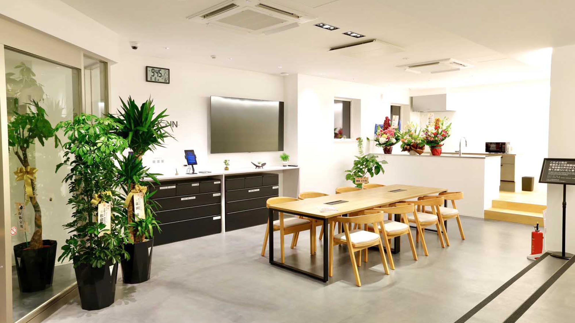 ・【フロント／ダイニング】スタイリッシュで洗練された空間。リラックスしたひと時をお過ごしください