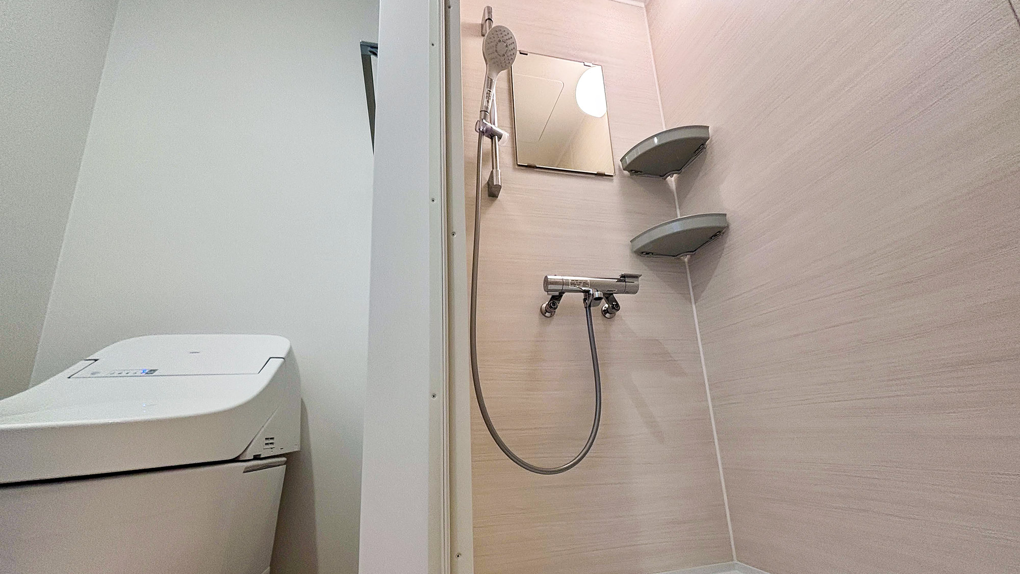 ・【シャワー／トイレ】新規開業で水回りの清潔感もばっちり。すっきり気持ちよくお過ごしいただけます