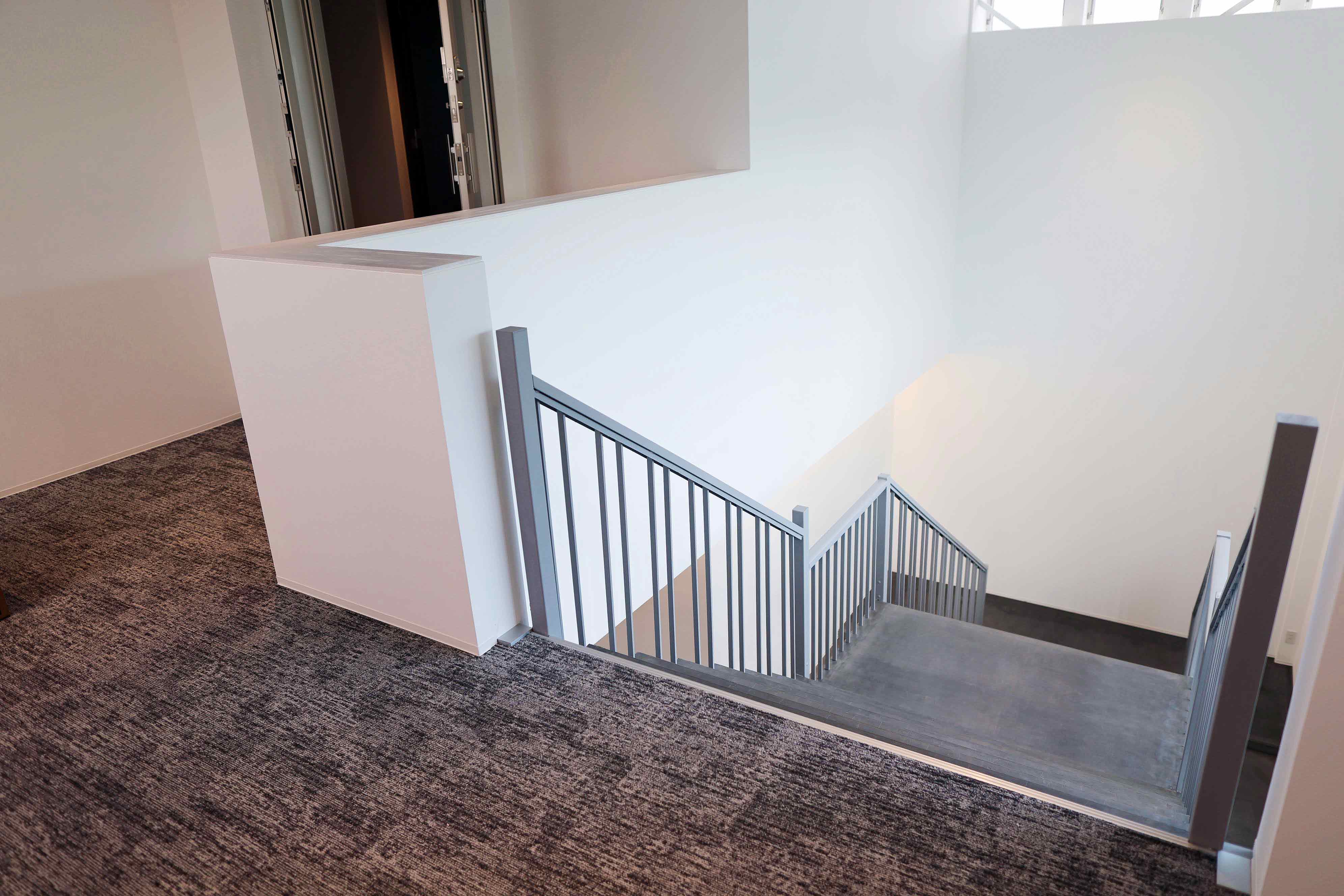 ・【館内】心身を落ちつかせるようなシンプルデザインの館内には、ゆったりとした空気感が漂います