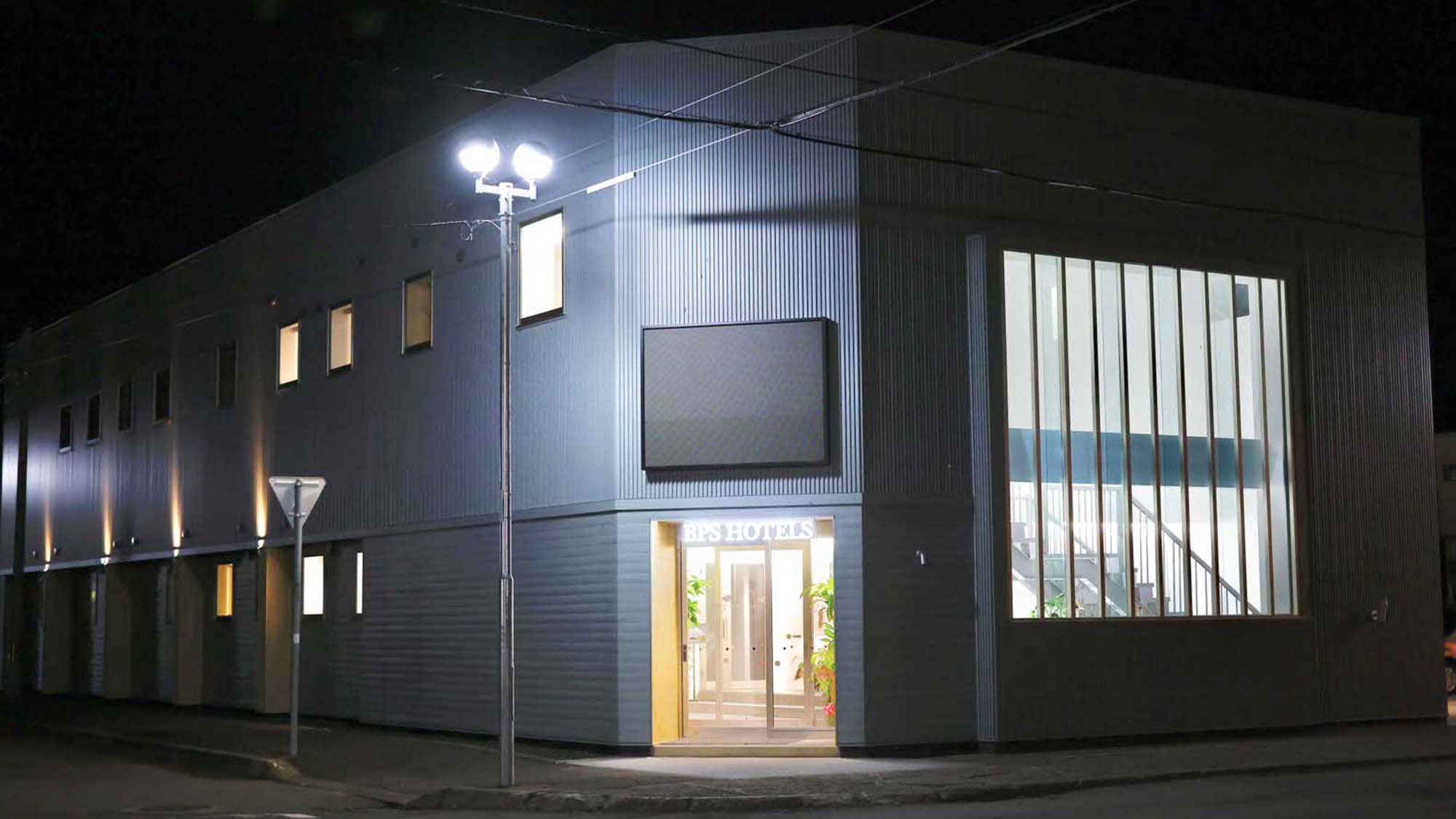 ・【外観】周辺にコンビニやバス停もある便利な立地。ビジネス利用にも観光利用にもおすすめです