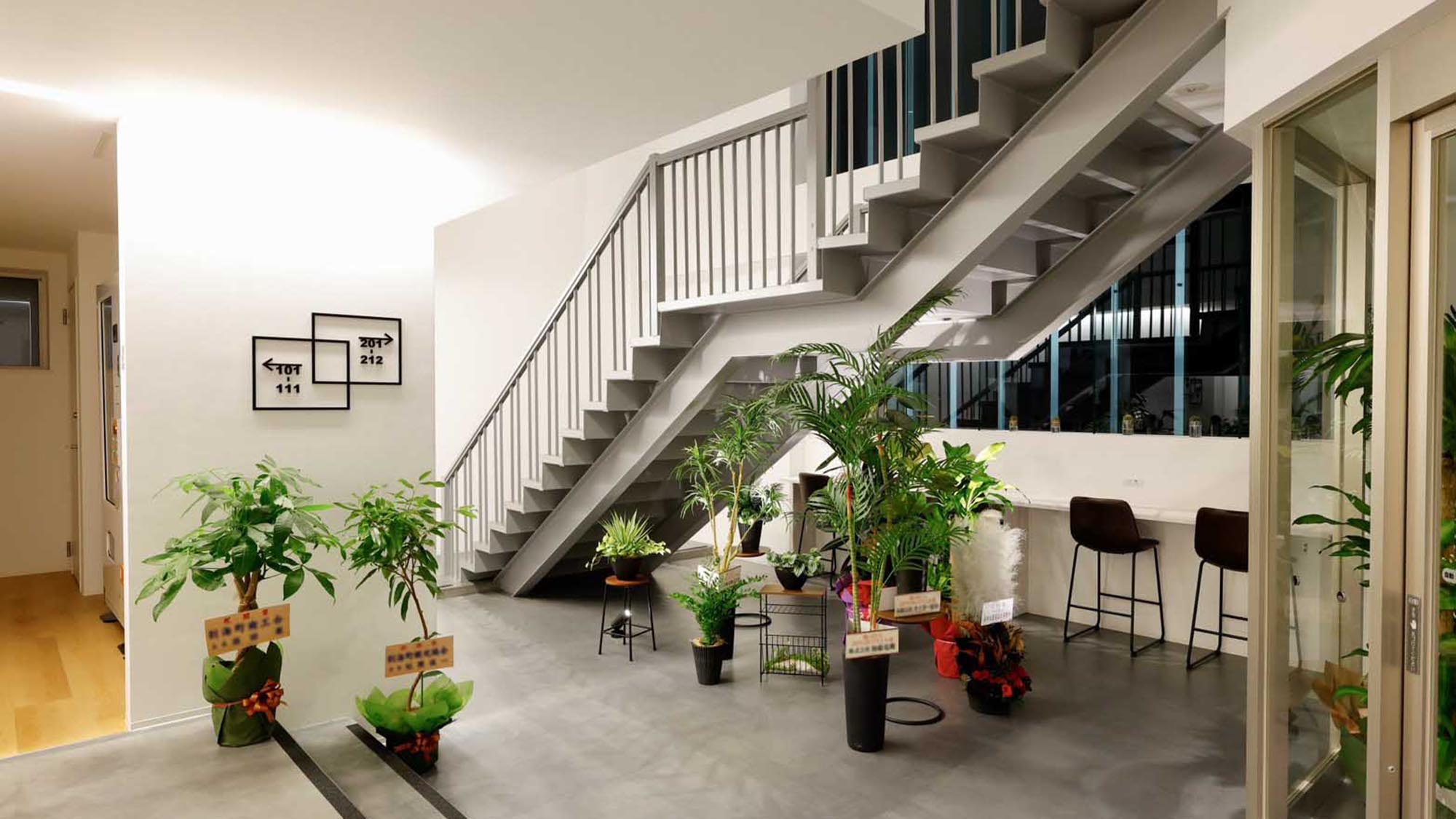 ・【館内】無駄を省いたシンプルな設計。白を基調とした空間に緑が映えるインテリア空間です