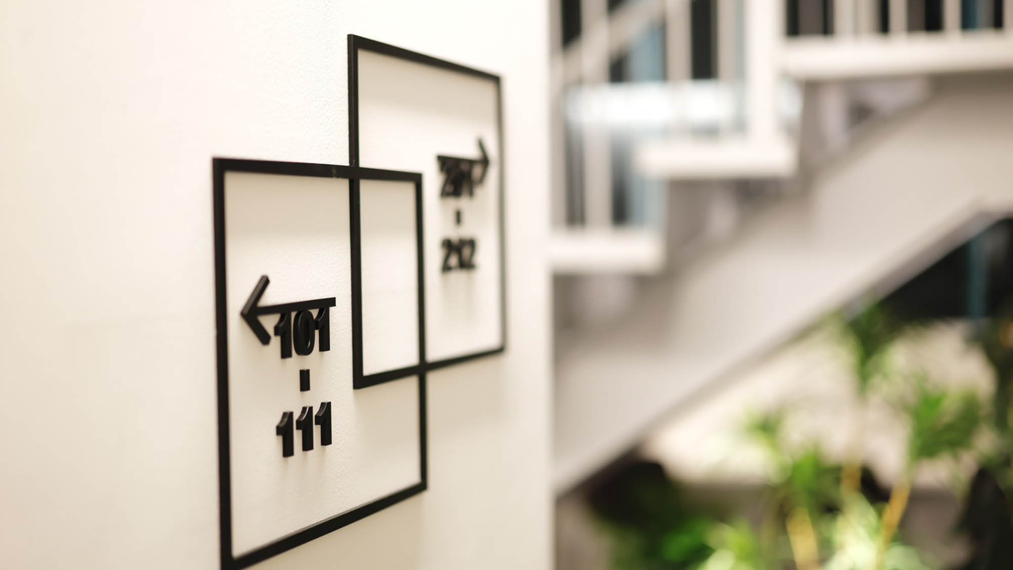 ・【館内】お部屋案内が階段近くにございます。壁の案内に従ってお進みください