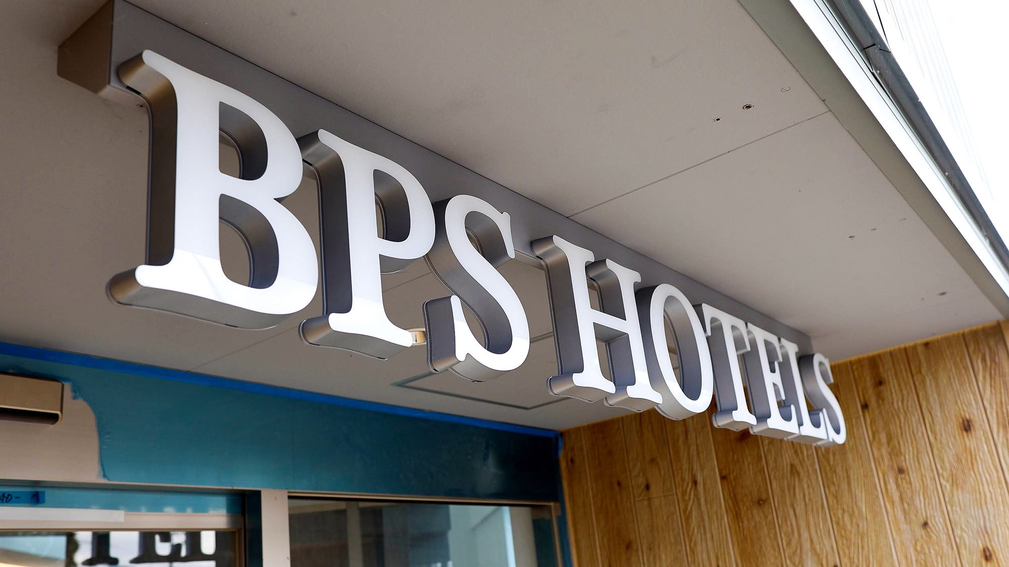 ・【看板】2025年オープンのホテルです。非接触で滞在が可能なため自由な滞在をご体感いただけます