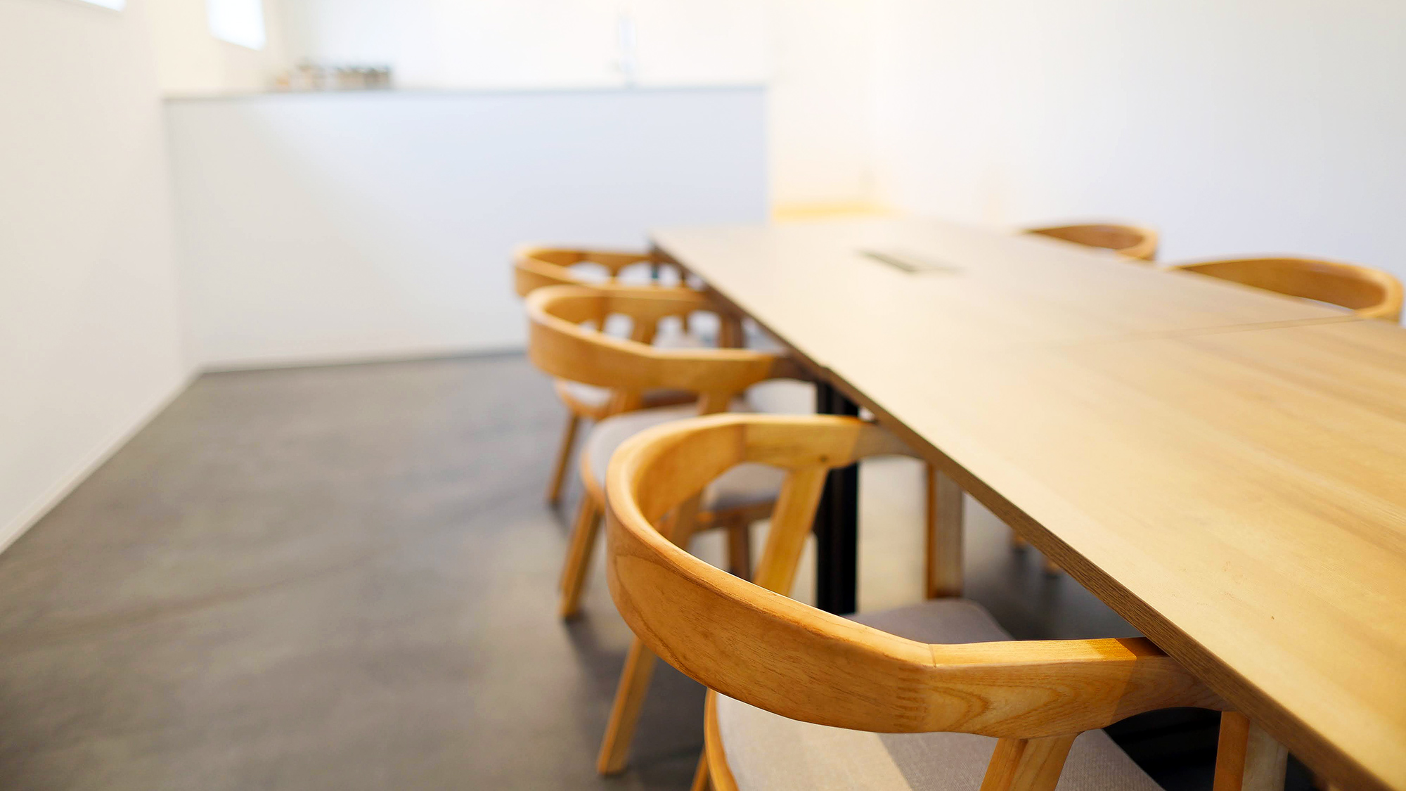 ・【フロント／ダイニング】木のぬくもりが感じられます。ほっとひと息つく時間にもぴったりです