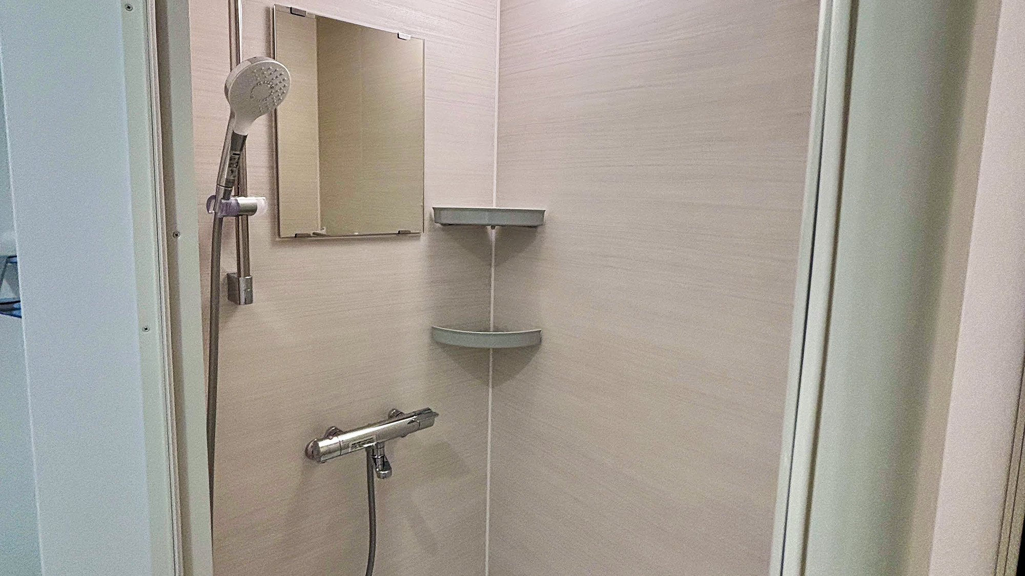 ・【シャワールーム】清潔なシャワールームでしっかり疲れを洗い流し、リフレッシュしてお寛ぎください