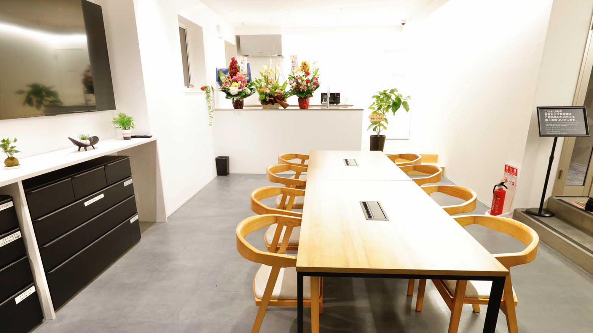 ・【フロント／ダイニング】テーブル、テレビ、キッチンあり。憩いの場としてご利用いただいております