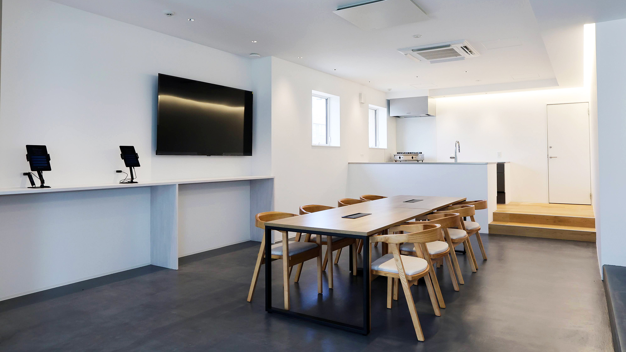 ・【フロント／ダイニング】フロントにテーブルやテレビ、キッチンがございます。寛ぎ時間にご利用ください