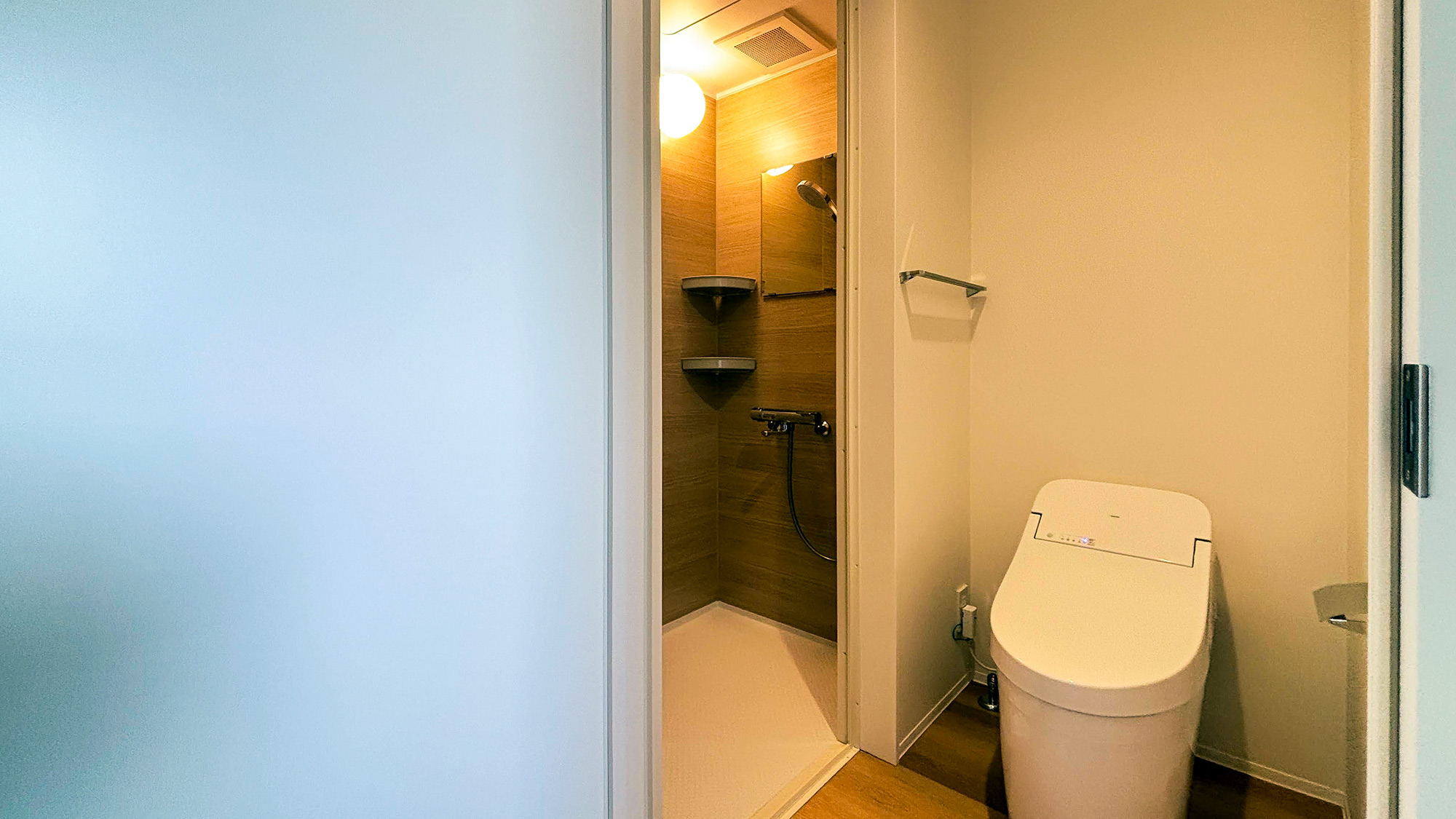 ・【シャワー／トイレ】水回りがまとまった使い勝手のよいお部屋で、快適にお過ごしいただけます