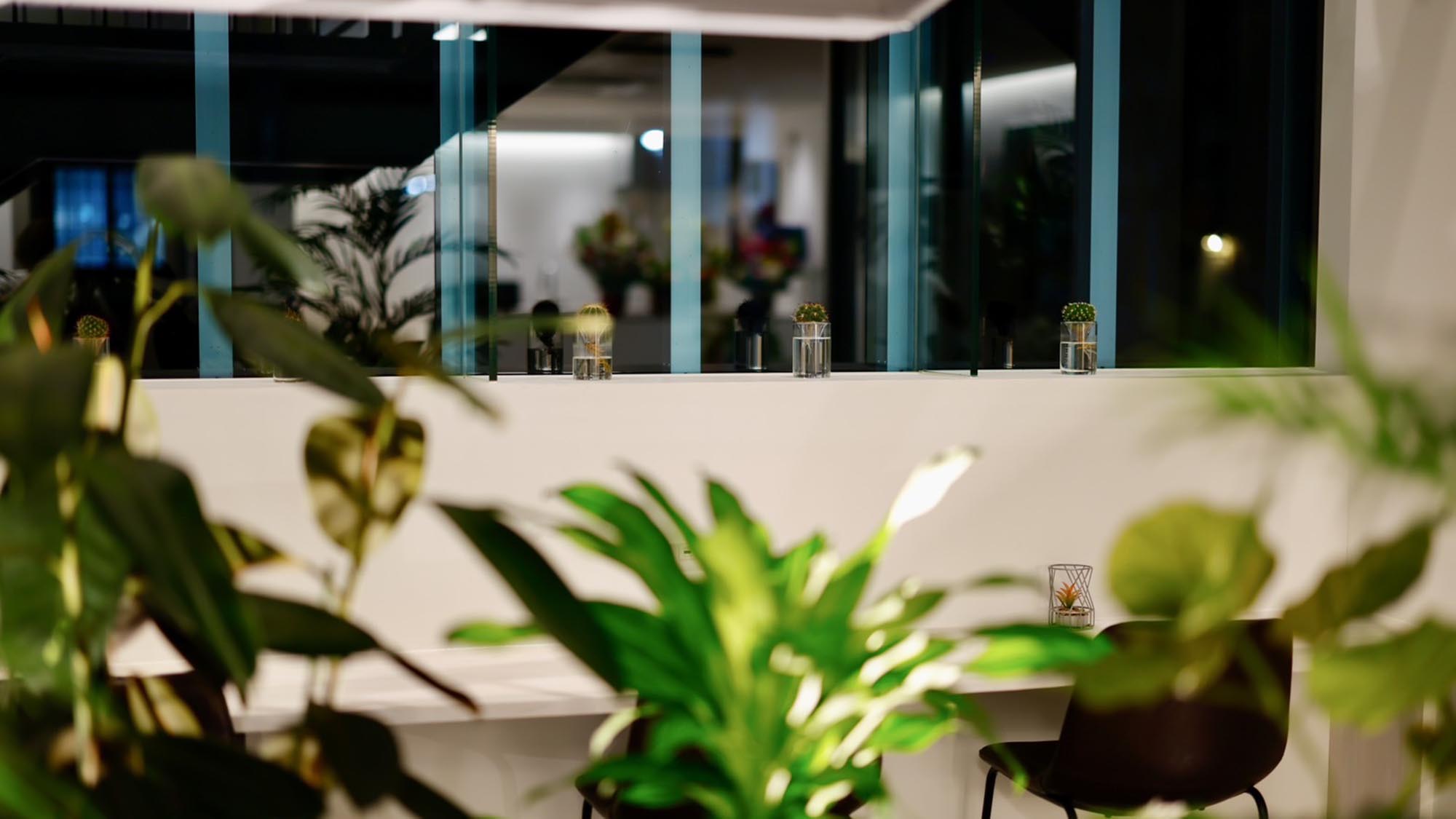 ・【館内】ちょっとした休憩にぴったりなカウンターがございます