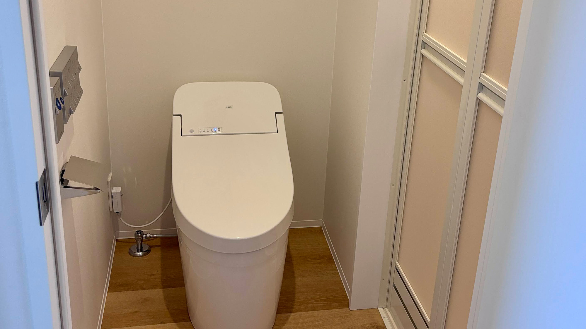 ・【トイレ】浴室横にトイレがございます。温水洗浄機能付きで快適にご利用いただけます