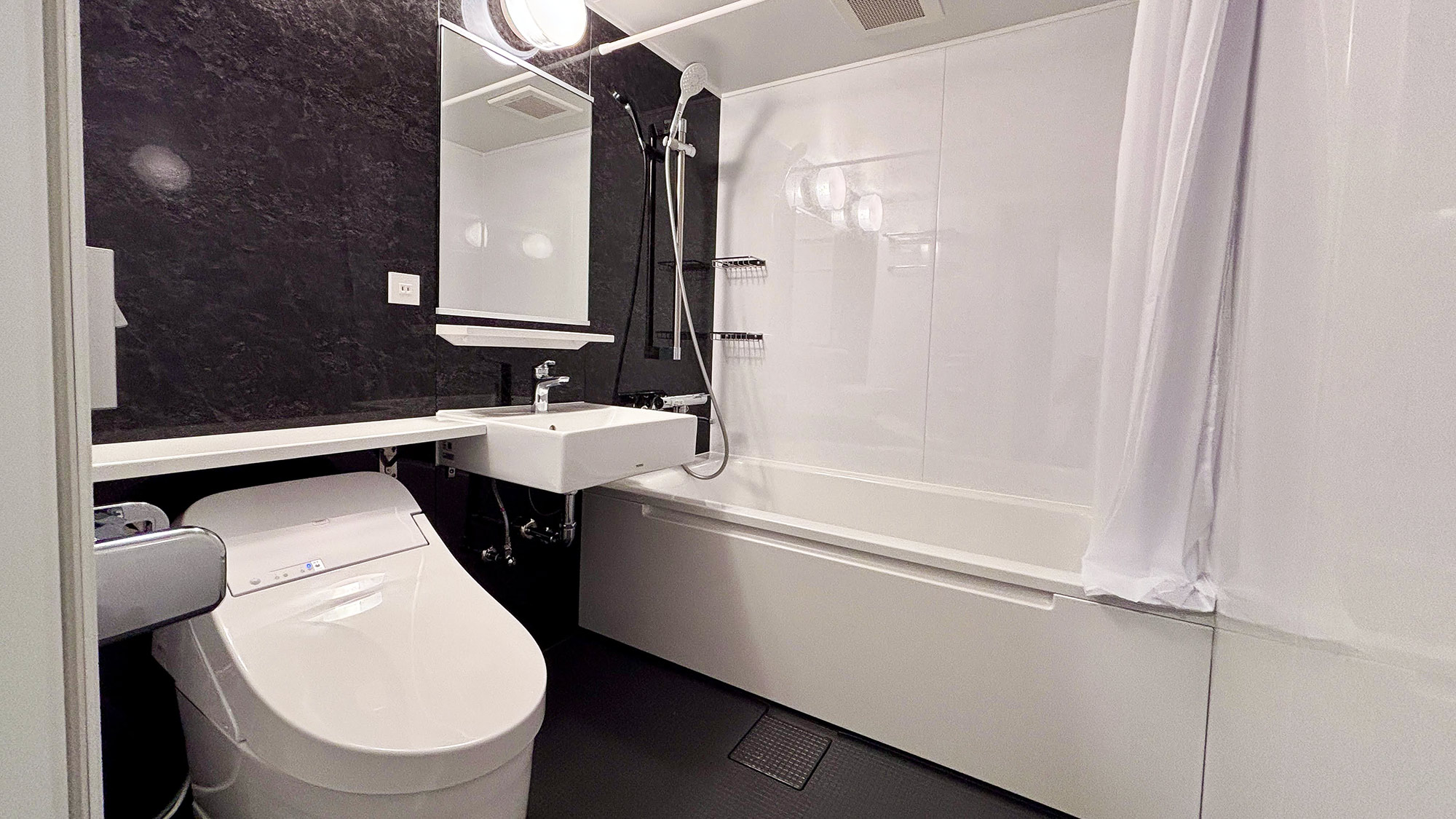 ・【ユニットバス】ゆとりある広さで、ユニットバスながら窮屈さを感じず快適にご利用いただけます