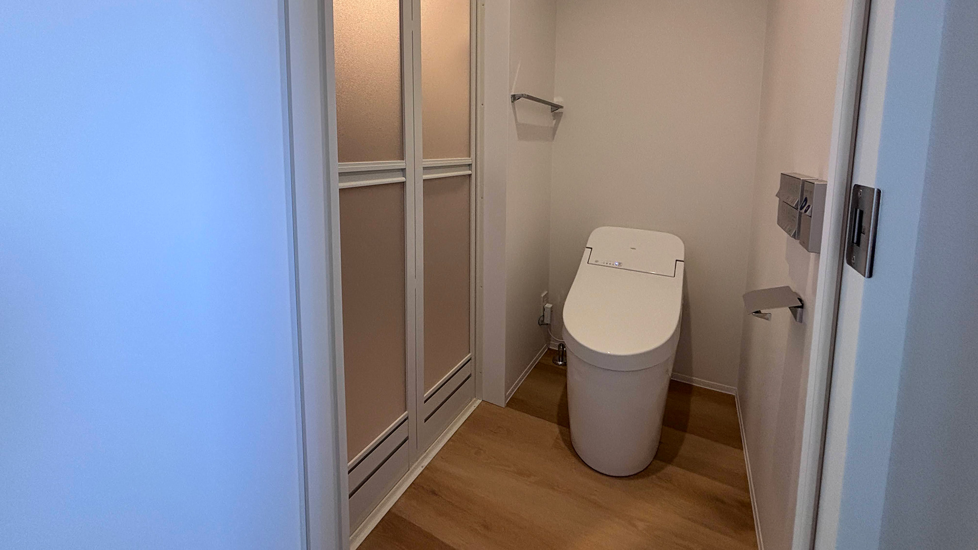 ・【トイレ】温水洗浄機能付きのトイレです。ゆとりあるスペースで、快適にご利用いただけます