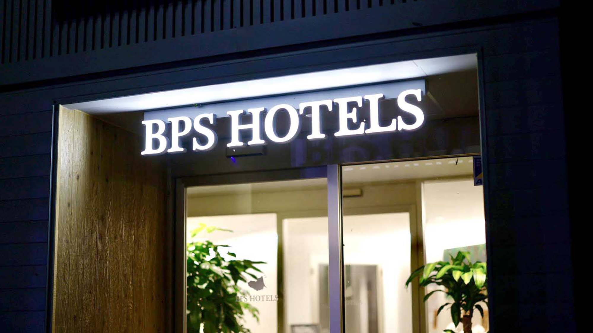 ・【外観】地域とつながる新しい滞在　宿泊代金の一部を障がい者アートや地域イベントへ活用しています