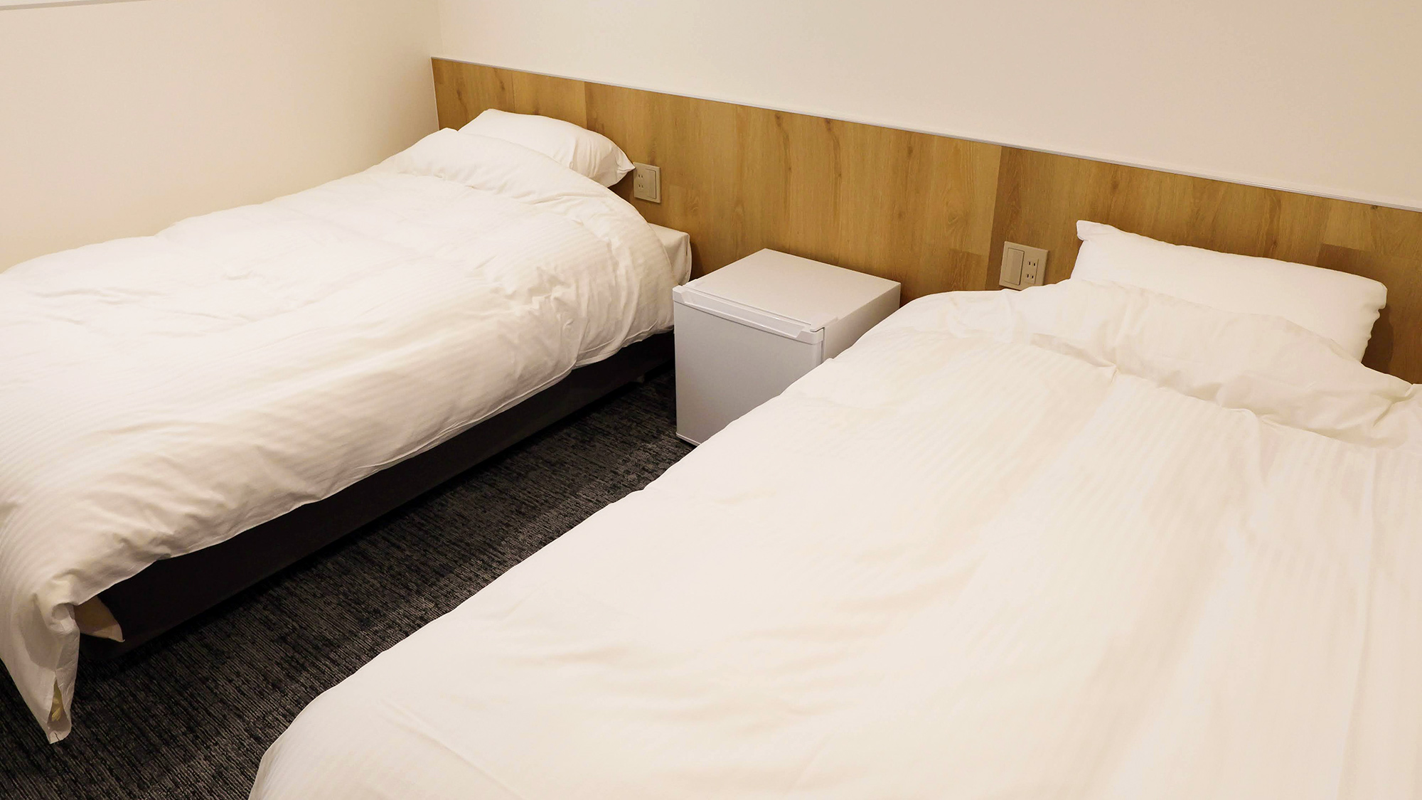 ・【ツインルーム】セミダブルベッドを2台ご用意しております。手足を伸ばしてのびのびお寛ぎください