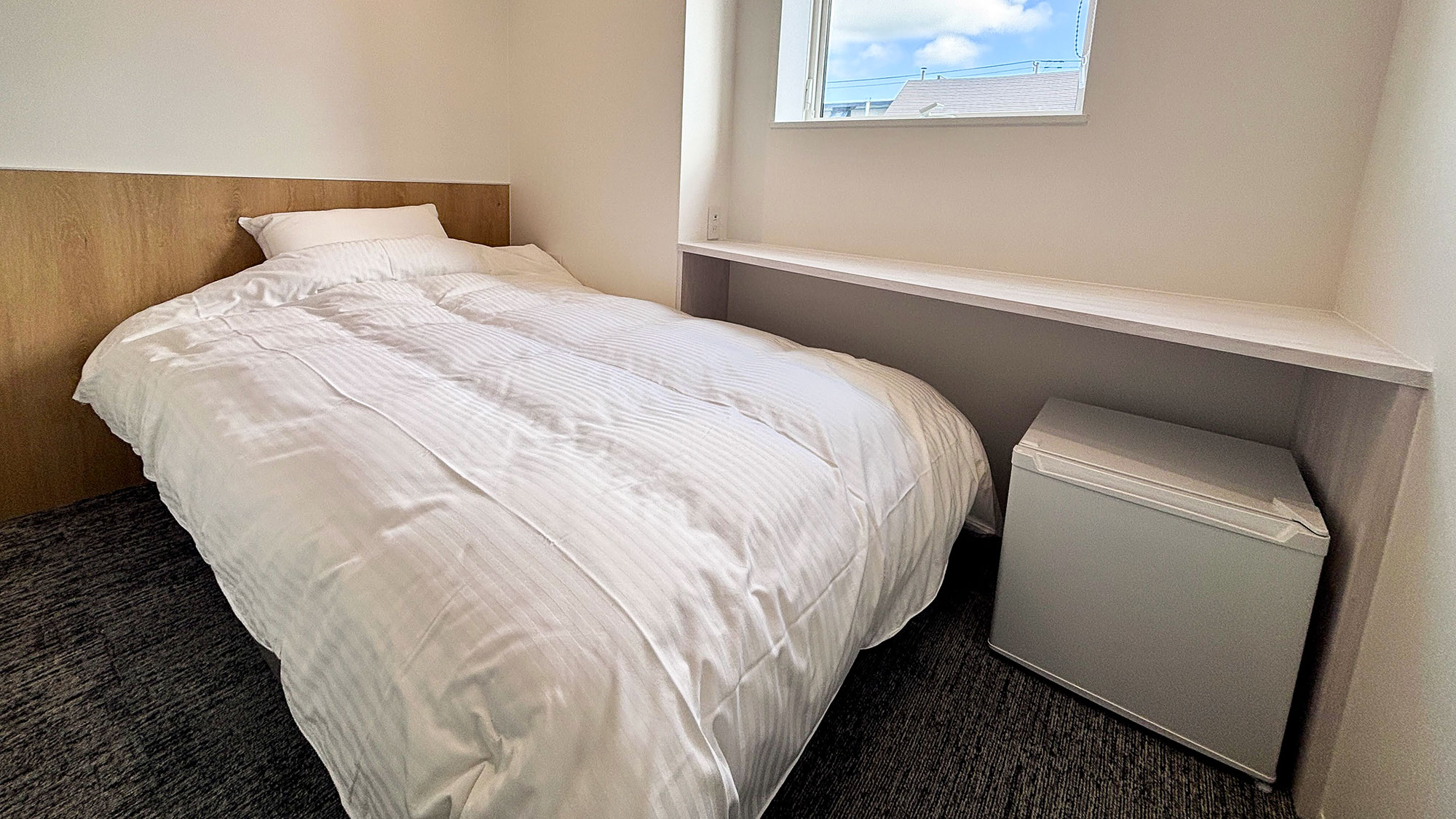 ・【セミダブルルーム】セミダブルサイズのベッド完備のお部屋。自然光を感じられる心地よい空間です