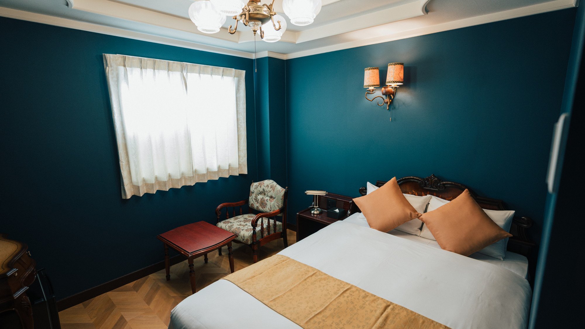 深い青とゴールドの調和が生み出す、 上品で落ち着いた雰囲気。 静かな余韻と心地よい調和を感じる一室。