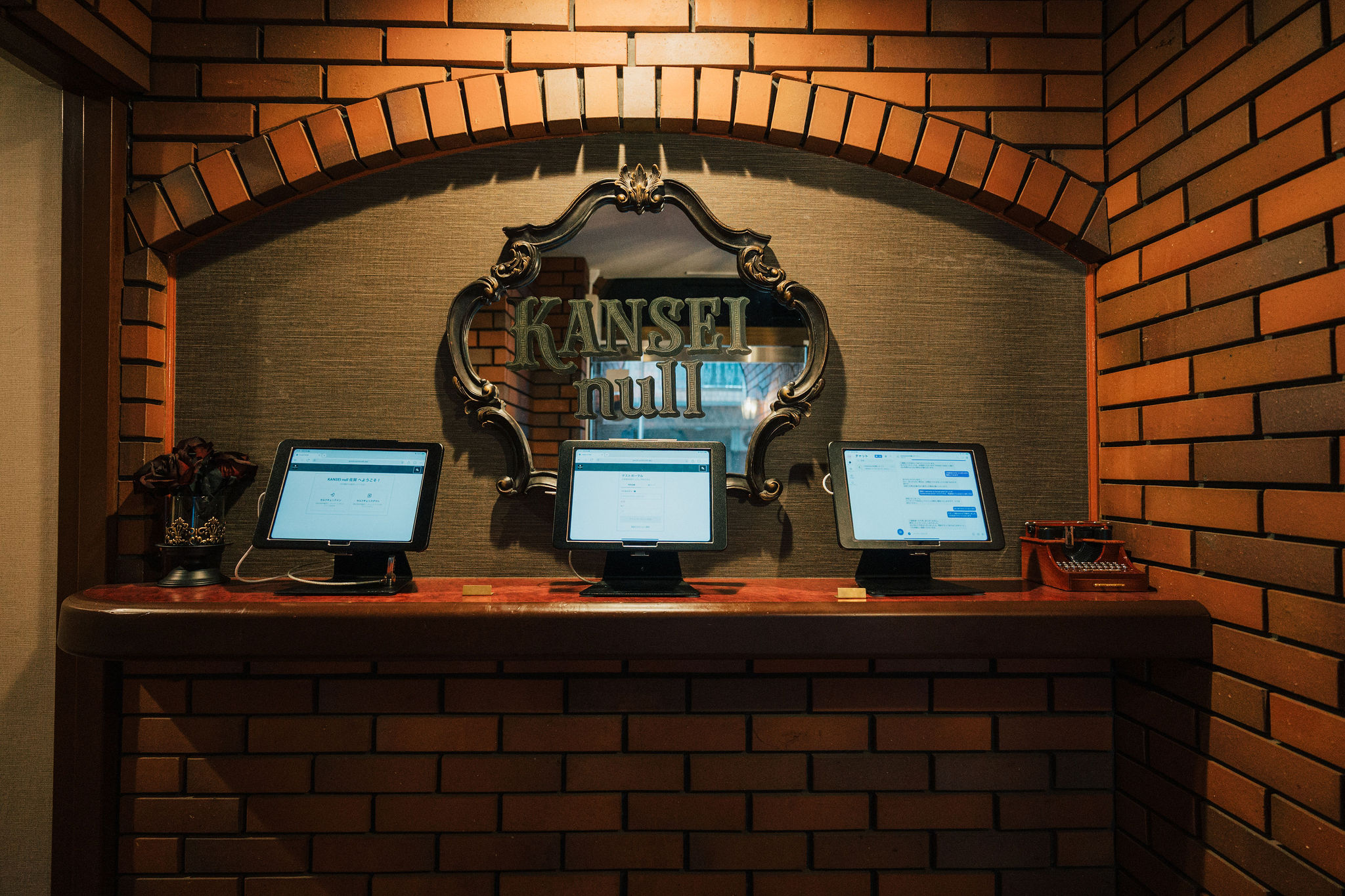 当ホテルは無人ホテルでございます。タブレットでのチェックイン手続きをお願いしております。