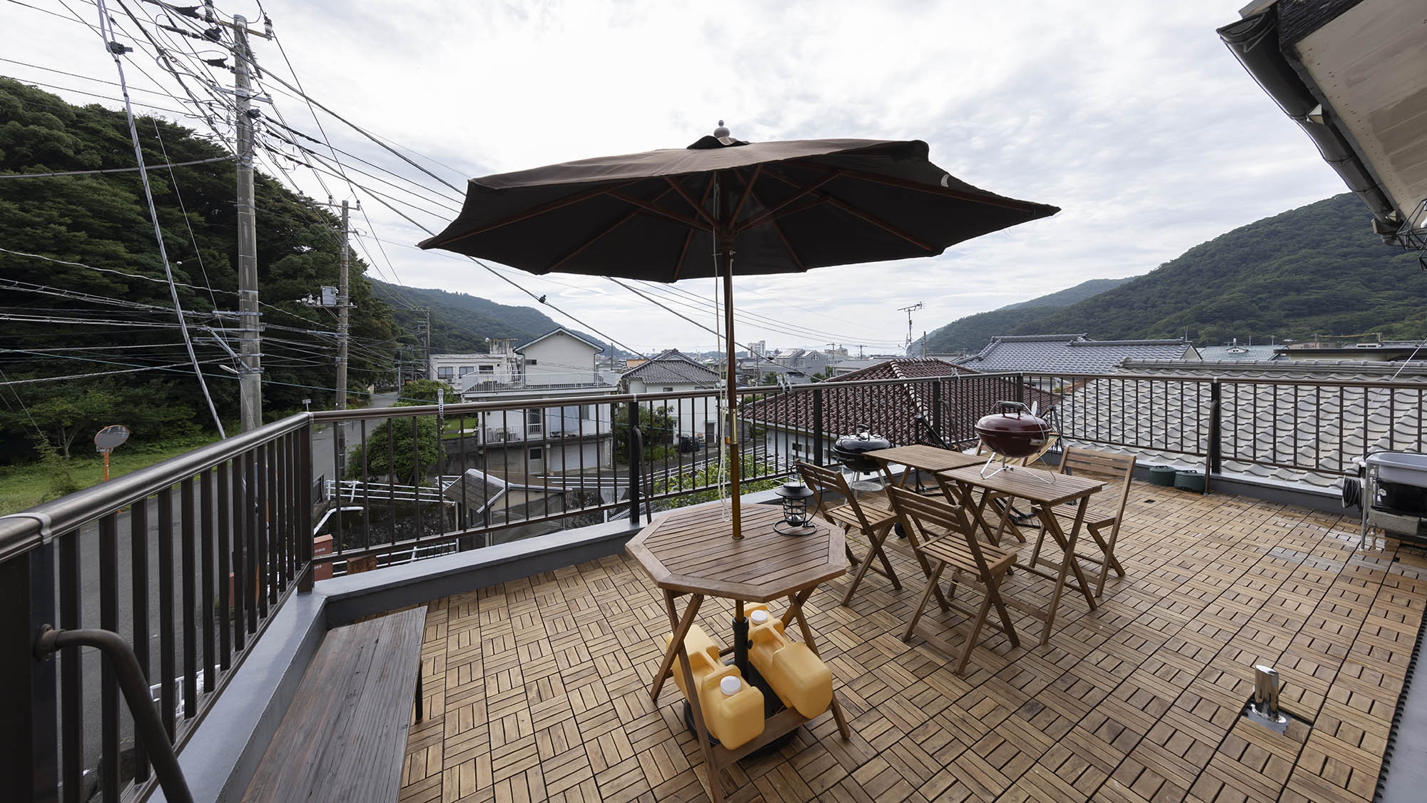・【2階テラス】四季折々の美しい景色を眺め、のんびりとお過ごしください