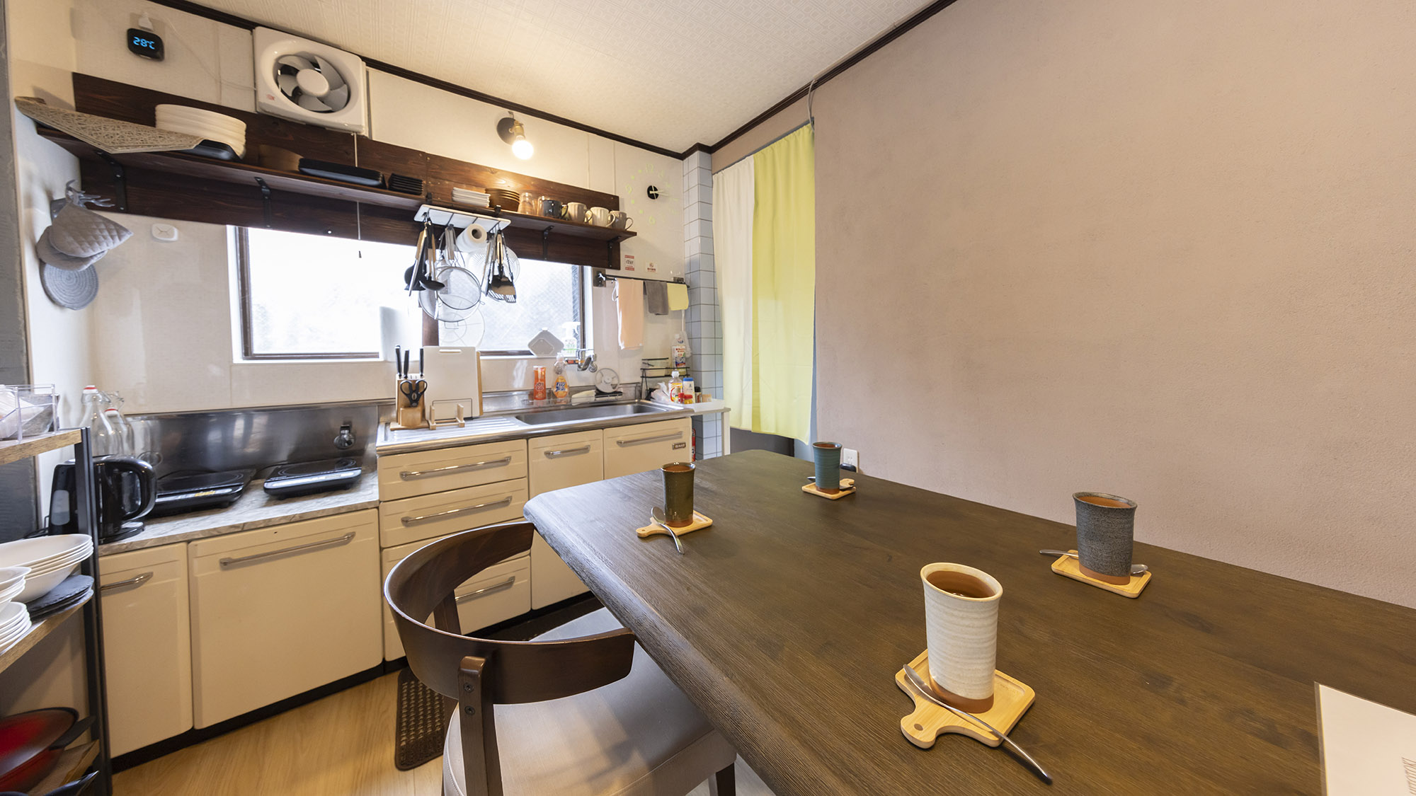 ・【キッチン】必要なものは全て完備。ご自宅のようにストレスフリーに自炊ができます