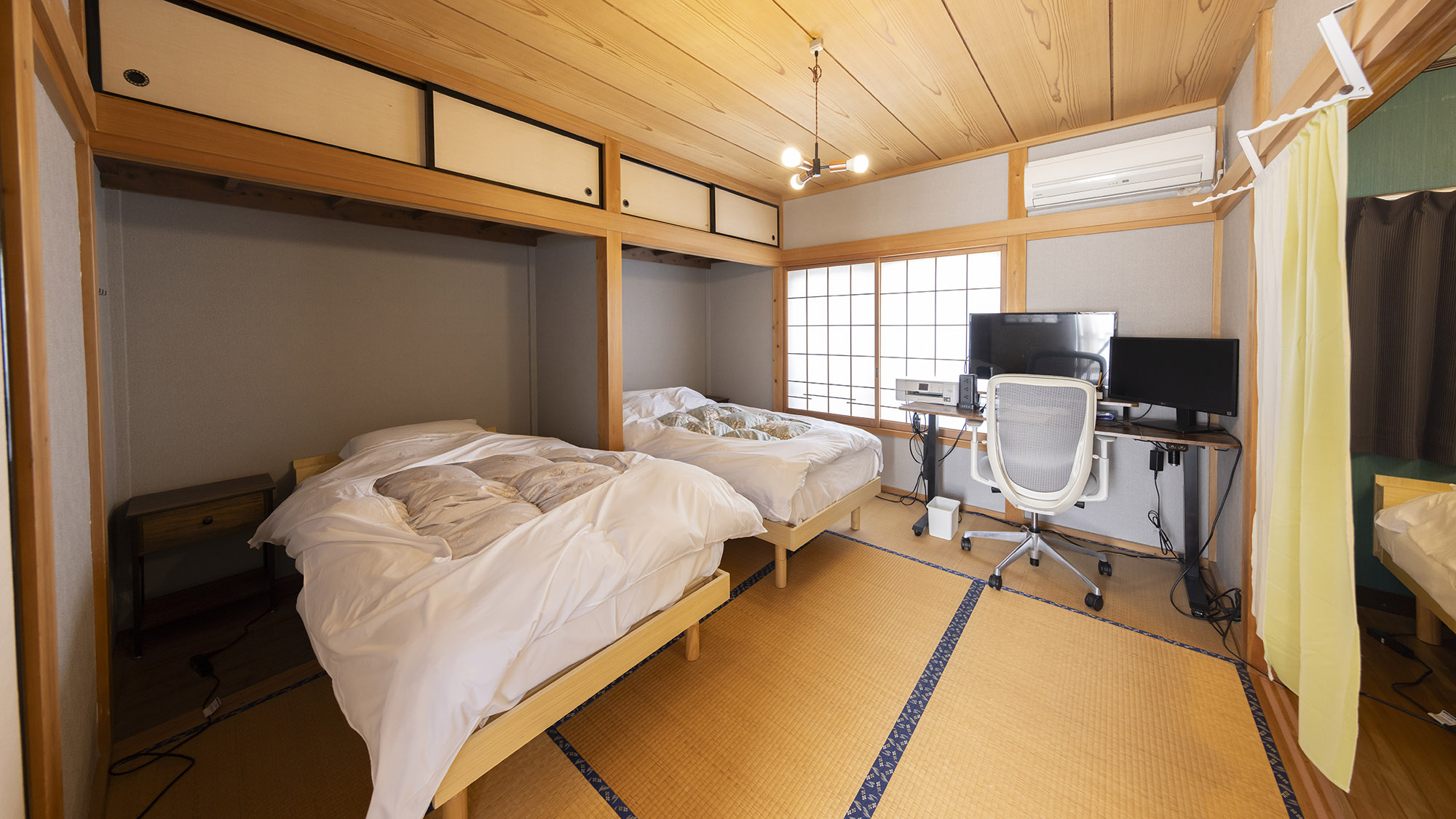 ・【2階ベッドルーム】木の優しい色合いが印象的。心身ともにリフレッシュできます